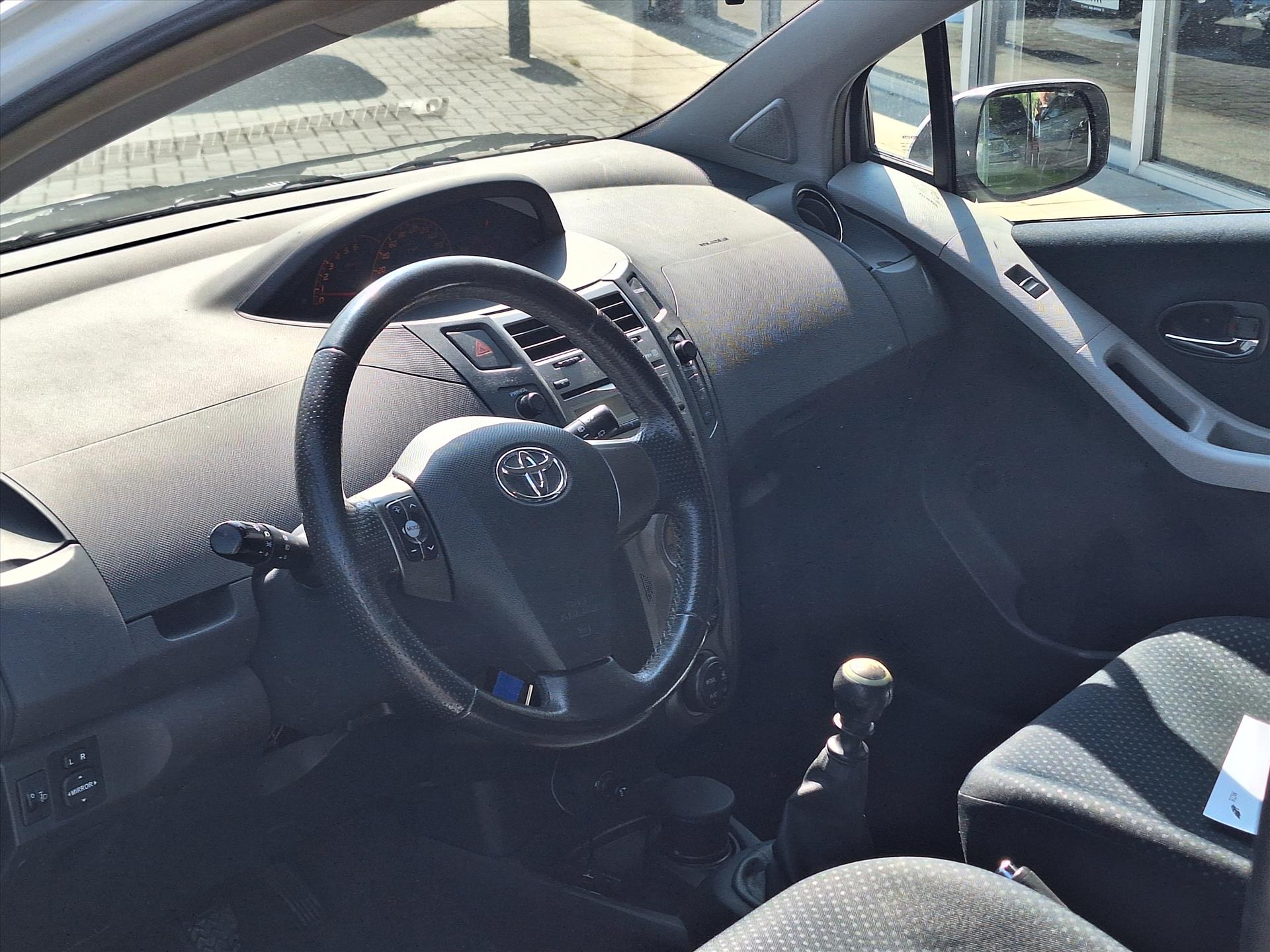 Toyota Yaris 1.3 VVT-i 99pk Aspiration | Trekhaak, 6-bak, Climate control, Elektrische ramen, Radio/CD-Speler 45406653-2.jpg | Autobedrijf Gielen