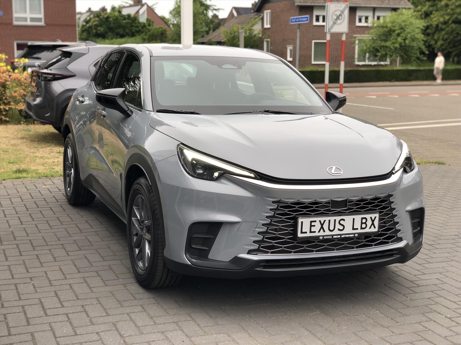 Lexus LBX 1.5 Comfort & Safety Pack | Dodehoekherkenning, Parkeersensoren, Keyless, Stoelverwarming 45414039-2.jpg | Autobedrijf Gielen
