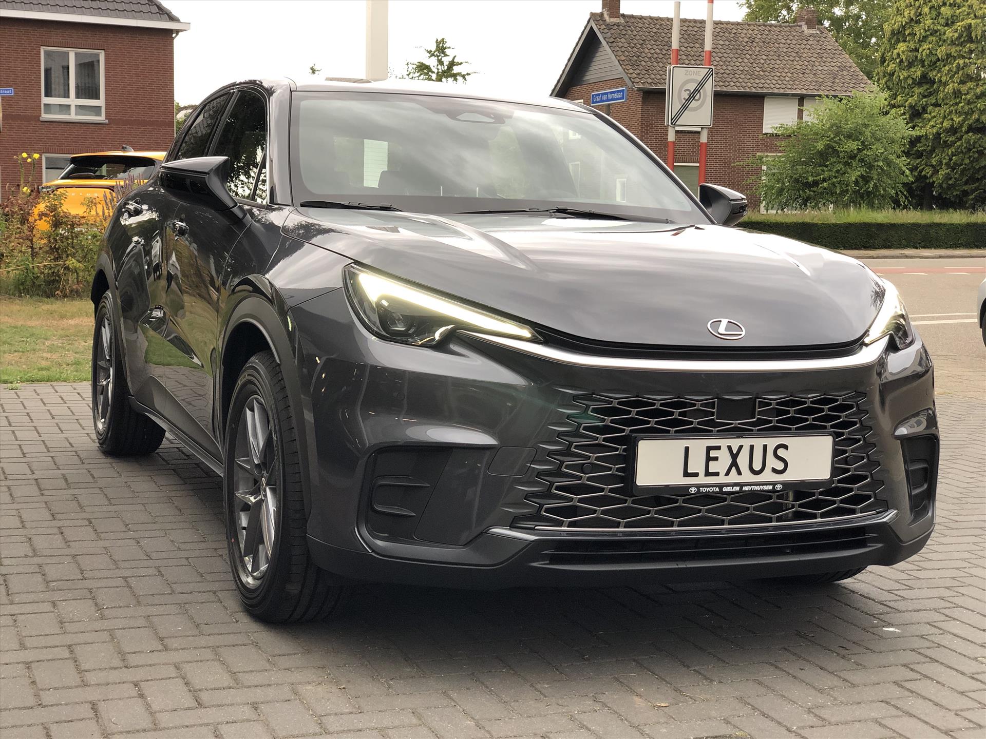 Lexus LBX 1.5 Comfort & Safety Pack | Dodehoekherkenning, Parkeersensoren, Keyless, Stoelverwarming, Snel leverbaar! 45414039-4.jpg | Autobedrijf Gielen