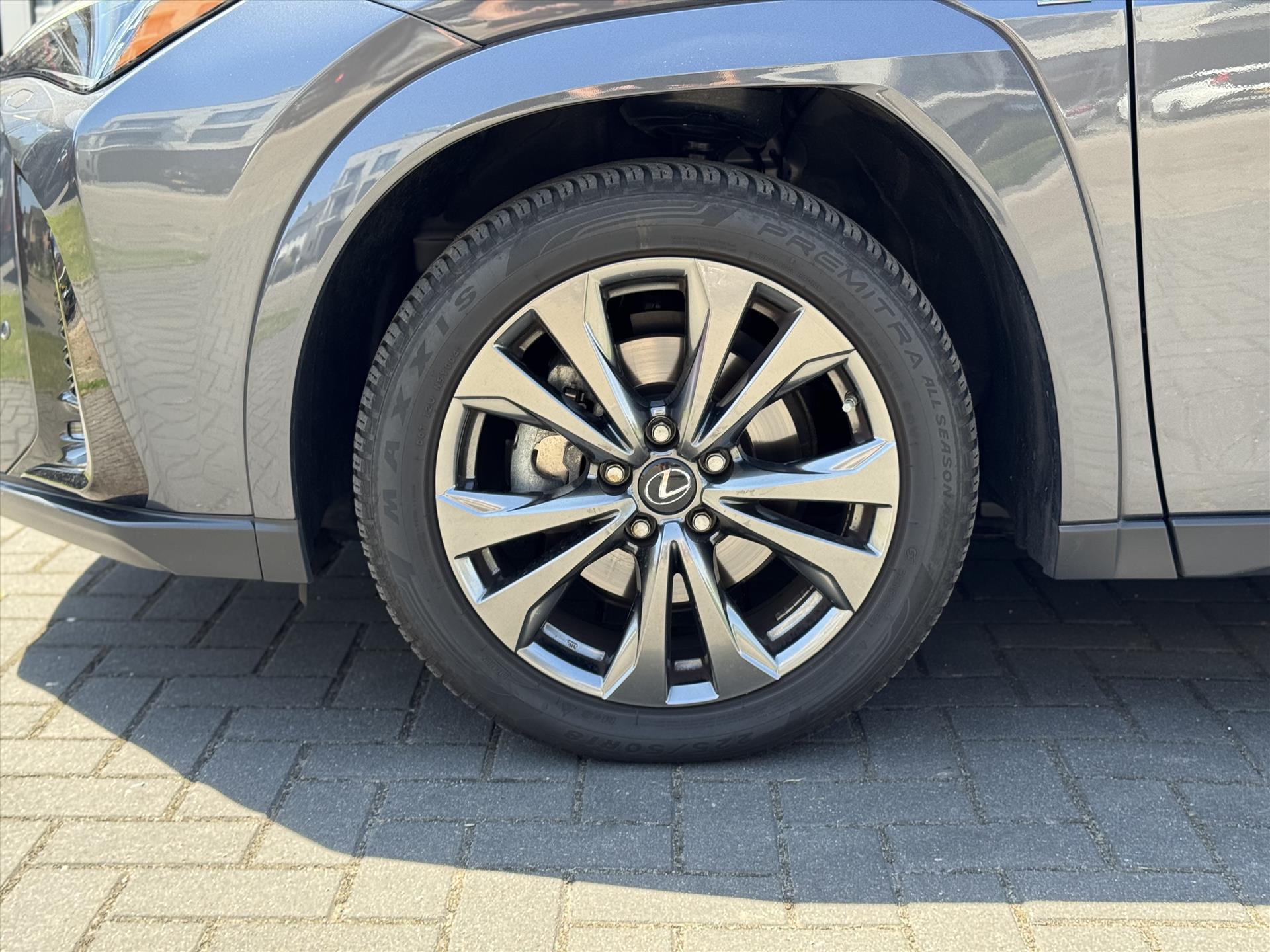 Lexus UX 250h F Sport Line | Facelift, Head up display, Blind Spot, 18 inch, Parkeersensoren, Stoel + Stuurverwarming, Groot scherm 45592133-4.jpg | Autobedrijf Gielen