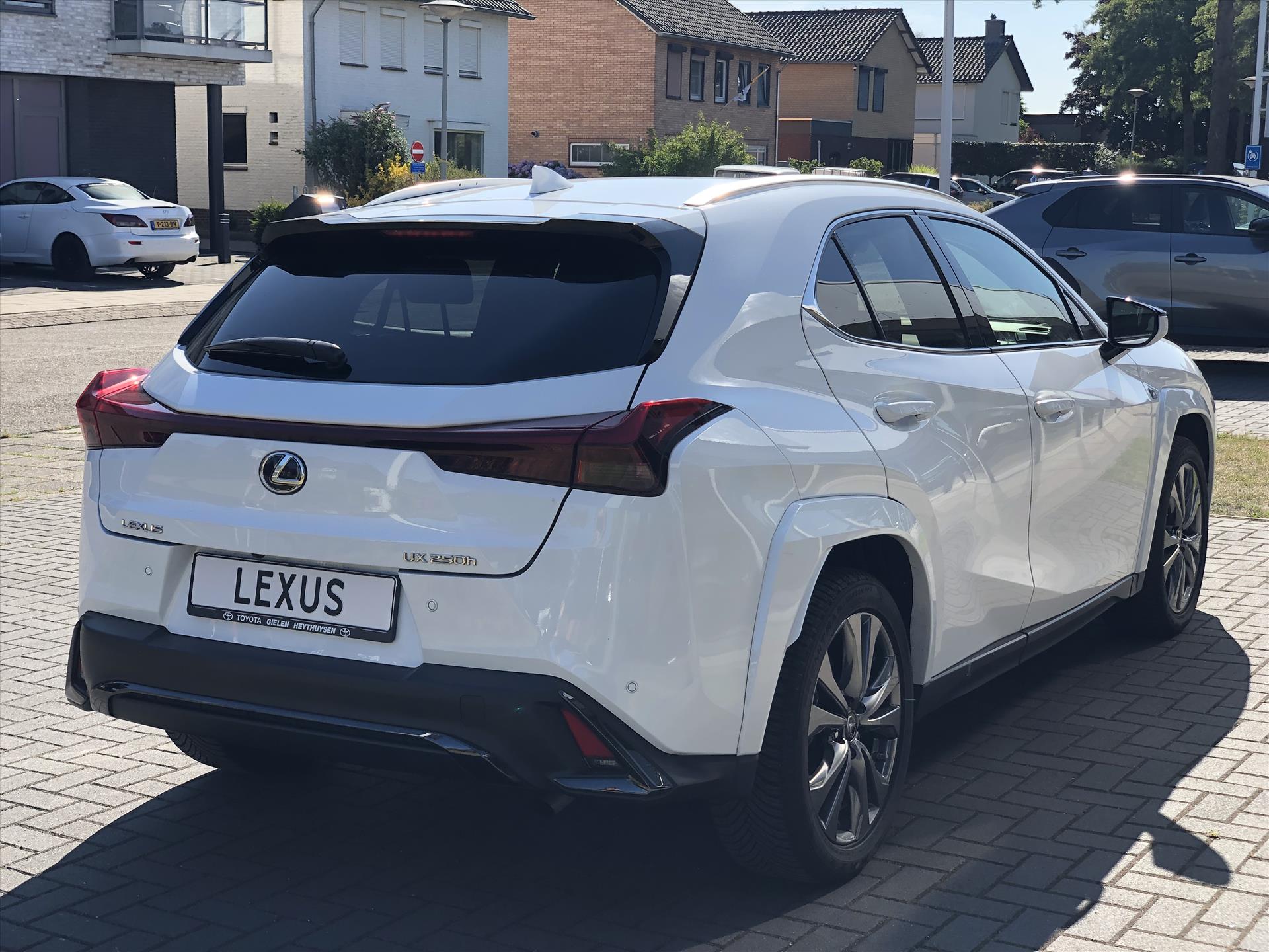 Lexus UX 250h F Sport Line | Facelift, Head up display, Blind Spot, 18 inch, Parkeersensoren, Stoel + Stuurverwarming, Groot scherm 45887464-3.jpg | Autobedrijf Gielen