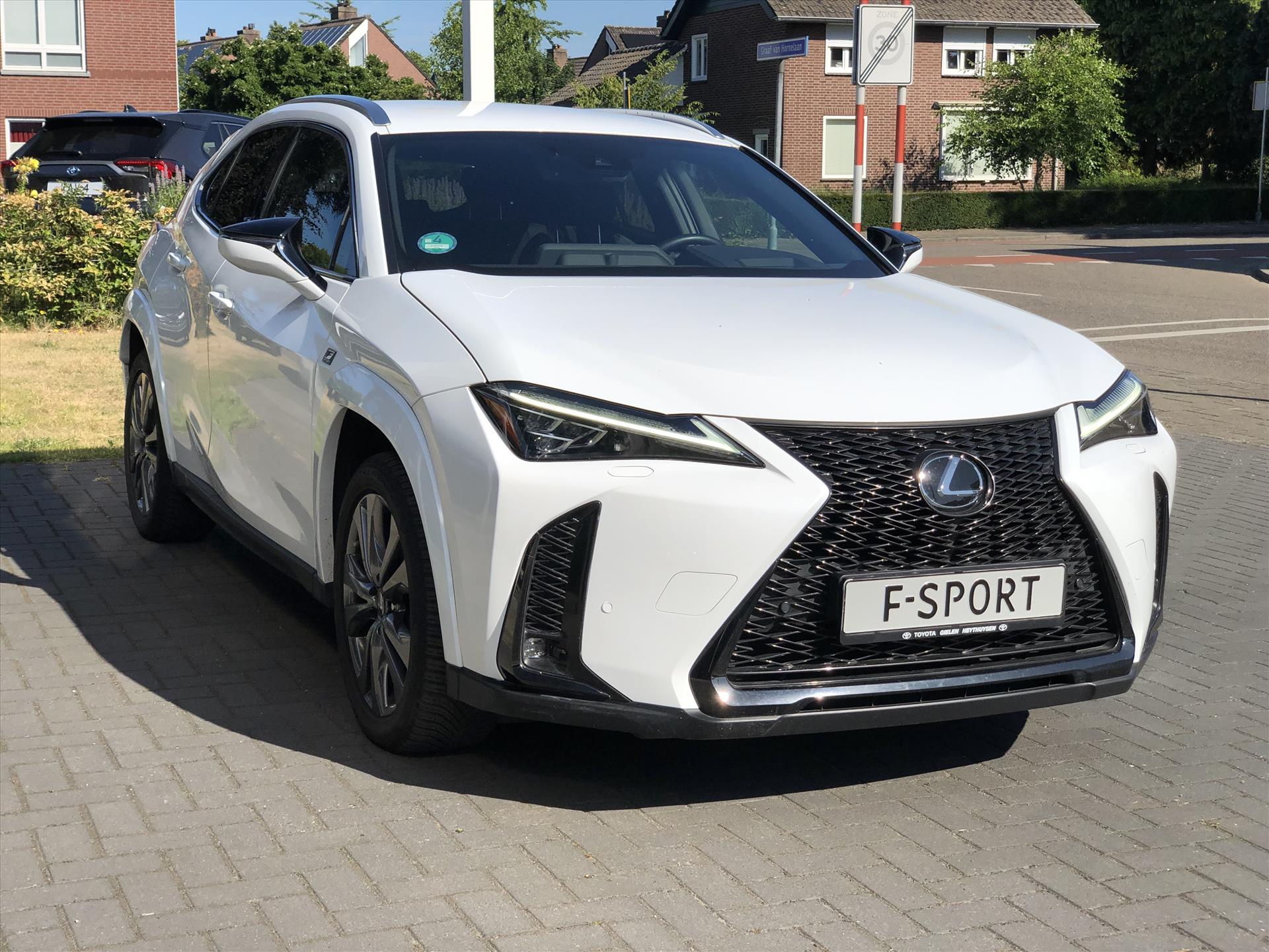 Lexus UX 250h F Sport Line | Facelift, Head up display, Blind Spot, 18 inch, Parkeersensoren, Stoel + Stuurverwarming, Groot scherm 45887464-4.jpg | Autobedrijf Gielen