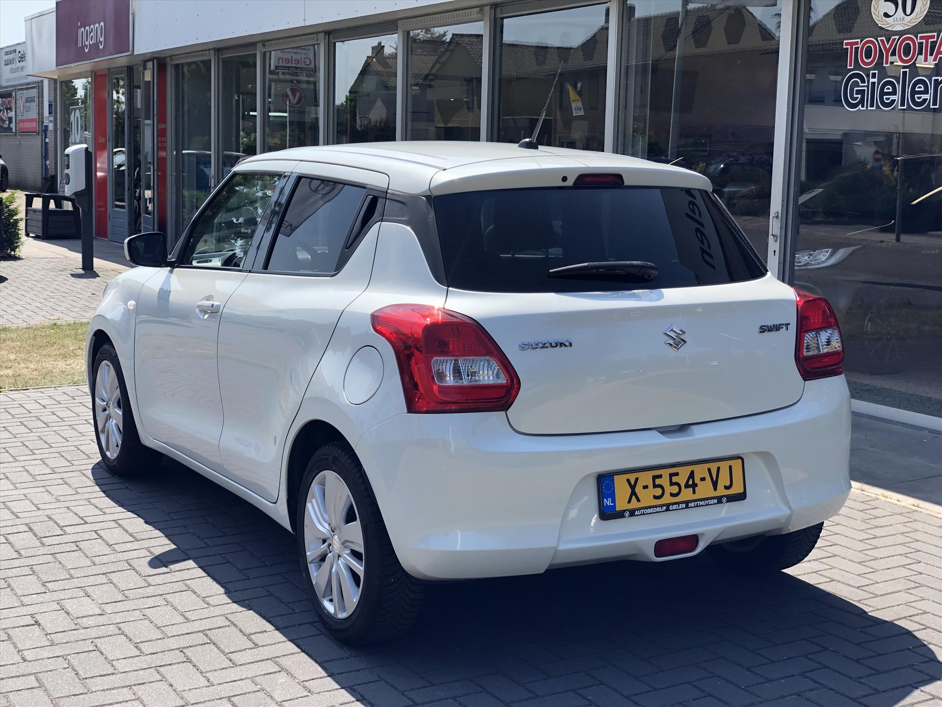 Suzuki Swift 1.0 Boosterjet 112pk Select | Stoelverwarming, Lichtmetalen velgen, Parkeercamera, Airco, Apple CarPlay/Android Auto 46041284-1.jpg | Autobedrijf Gielen