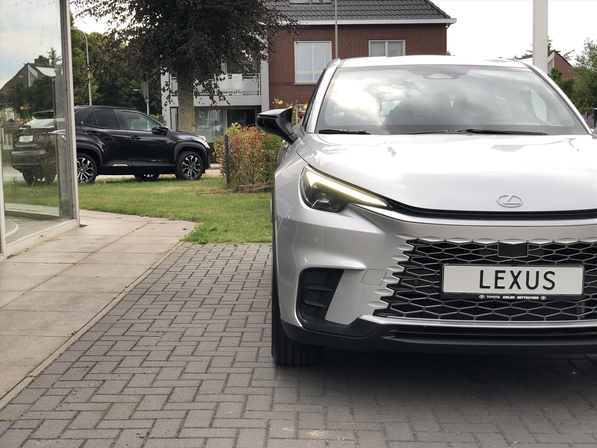 Lexus LBX 1.5 Comfort & Safety Pack | Dodehoekherkenning, Parkeersensoren, Keyless, Stoelverwarming 46067005-4.jpg | Autobedrijf Gielen