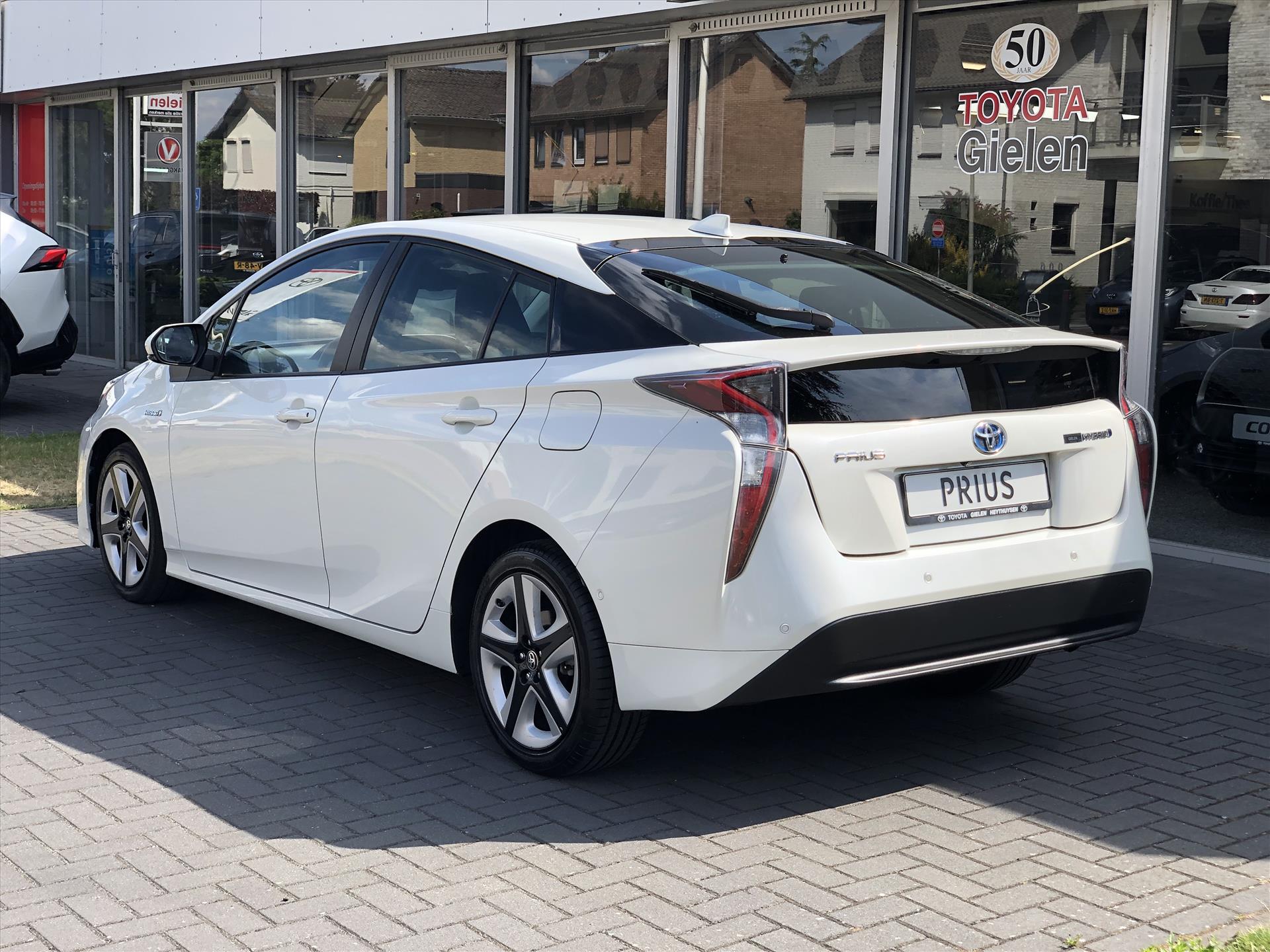 Toyota Prius 1.8 Full Hybrid Dynamic Plus | JBL, Navigatie, Parkeersensoren, Dodehoekherkenning, Head up display, Stoelverwarming 46217270-2.jpg | Autobedrijf Gielen