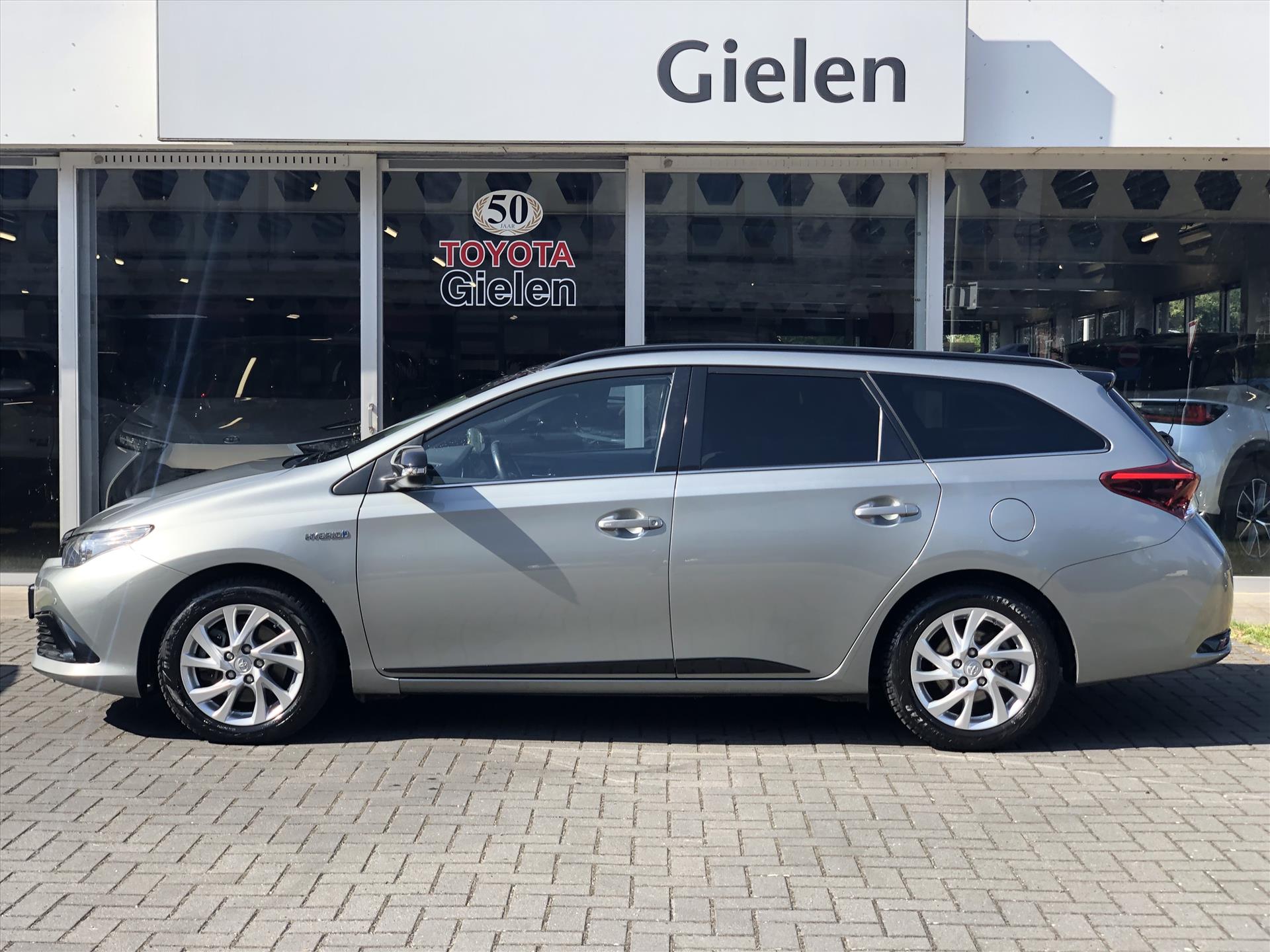 Toyota Auris Touring Sports 1.8 Hybrid Black Edition Go | Trekhaak, Parkeersensoren, Navigatie, Keyless, Safety Sense, Camera 46224345-4.jpg | Autobedrijf Gielen