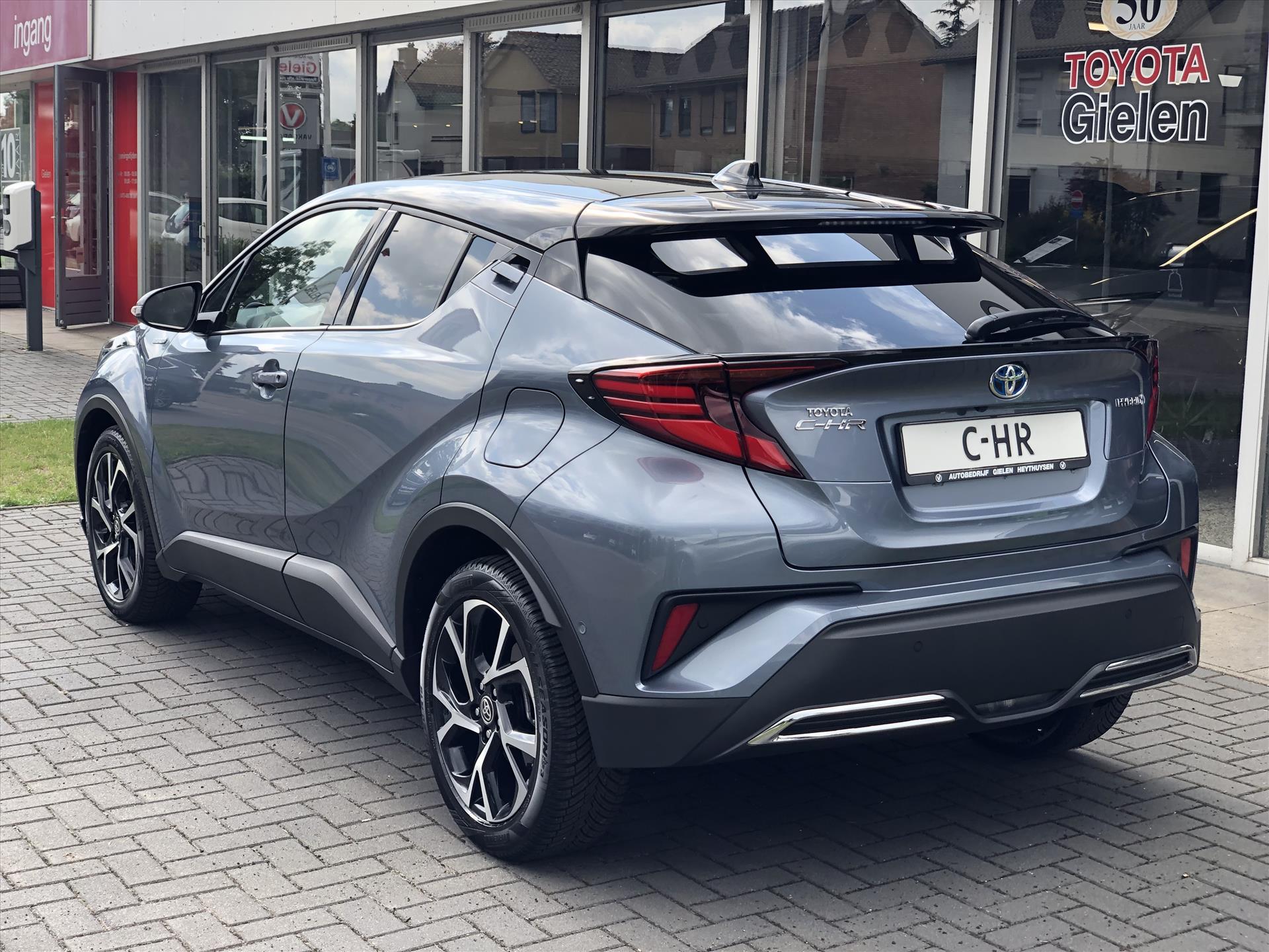Toyota C-HR 2.0 Hybrid 184pk Bi-Tone | Dodehoekherkenning, Stoel + Stuurverwarming, Parkeersensoren, Apple CarPlay/Android Auto, 18 inch, Ke 46577079-3.jpg | Autobedrijf Gielen