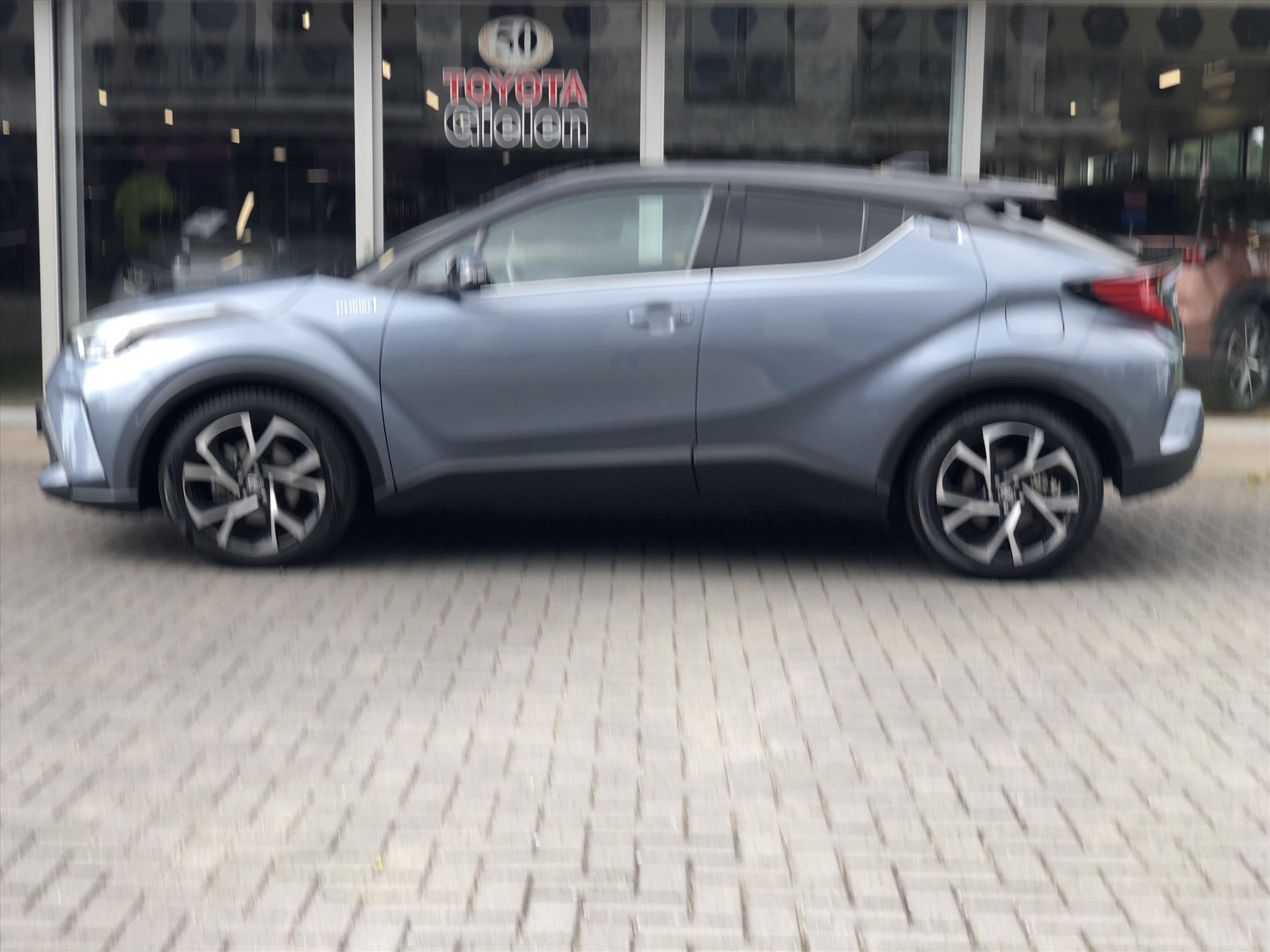 Toyota C-HR 2.0 Hybrid 184pk Bi-Tone | Dodehoekherkenning, Stoel + Stuurverwarming, Parkeersensoren, Apple CarPlay/Android Auto, 18 inch, Ke 46577079-4.jpg | Autobedrijf Gielen