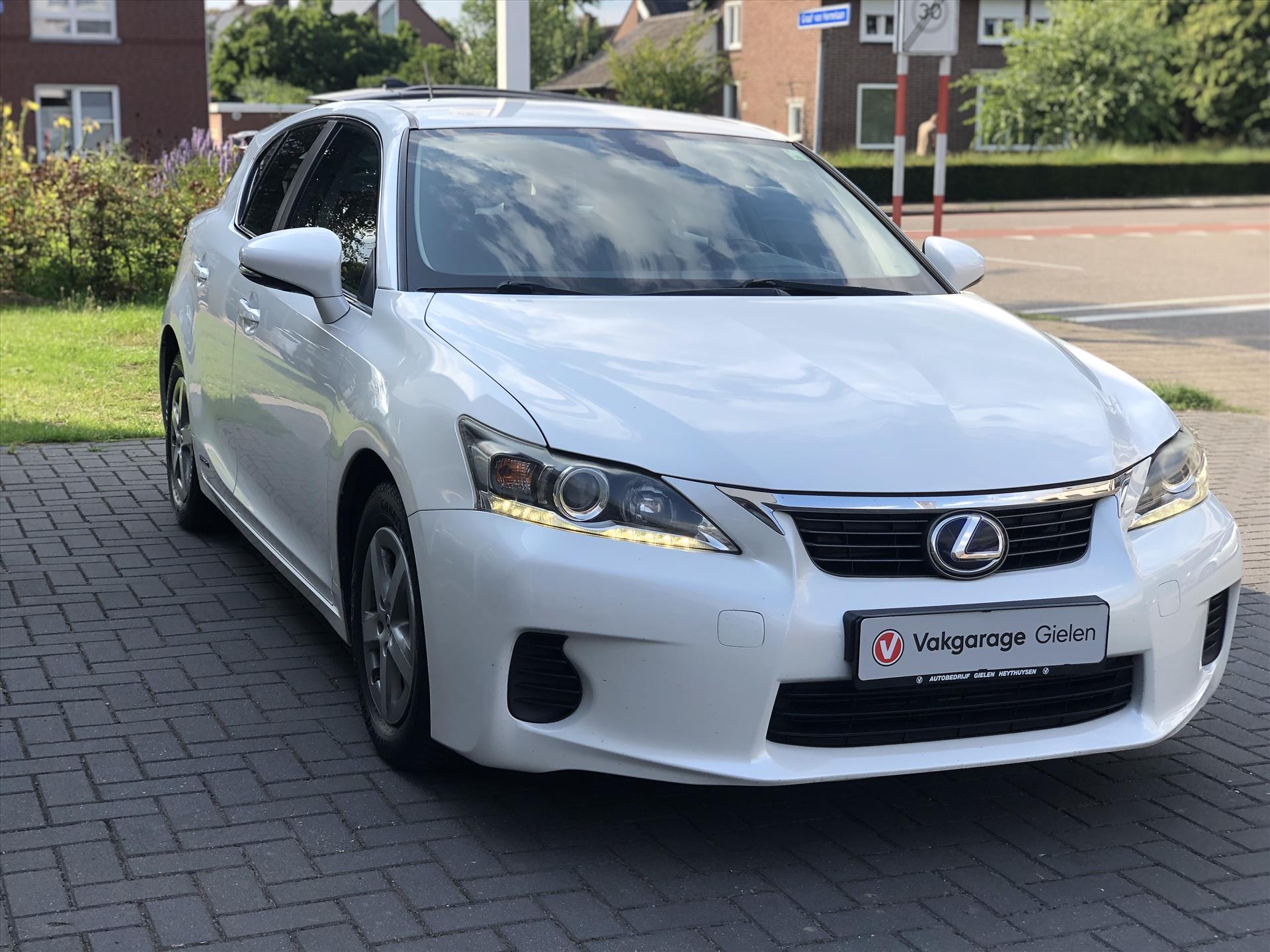 Lexus CT 200h Hybrid | Cruise control, Trekhaak, Lichtsensor, Lichtmetalen velgen, Climate control 46644938-3.jpg | Autobedrijf Gielen