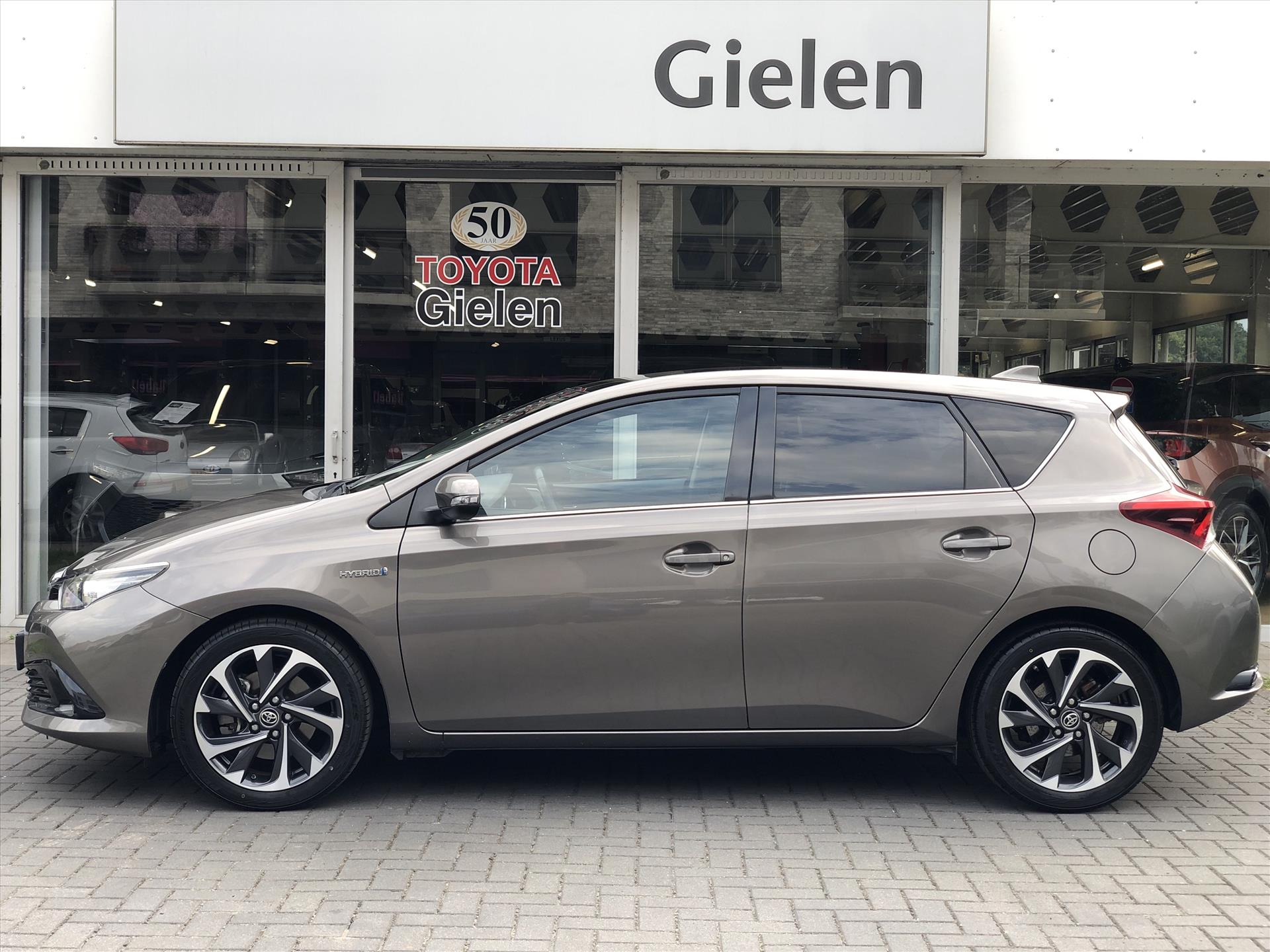 Toyota Auris 1.8 Hybrid Lease | Panoramdak, Navigatie, Licht + Regensensor, 17inch, Privacy glass, Bluetooth, Parkeercamera 46645045-4.jpg | Autobedrijf Gielen