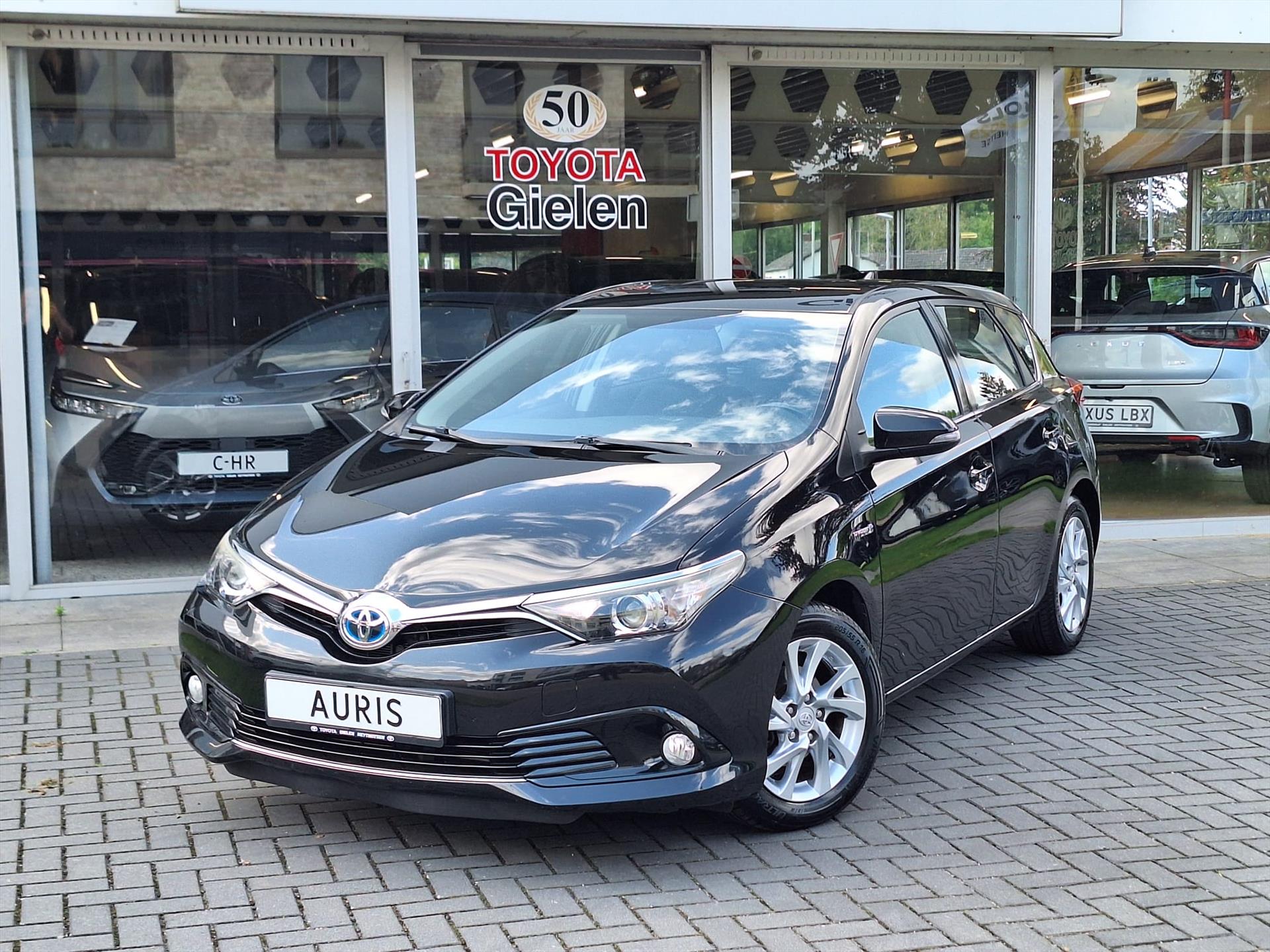 Toyota Auris 1.8 Hybrid Dynamic | Navigatie, 16 inch, Parkeercamera, Cruise control, Stuurbediening, Bluetooth 46653592-1.jpg | Autobedrijf Gielen