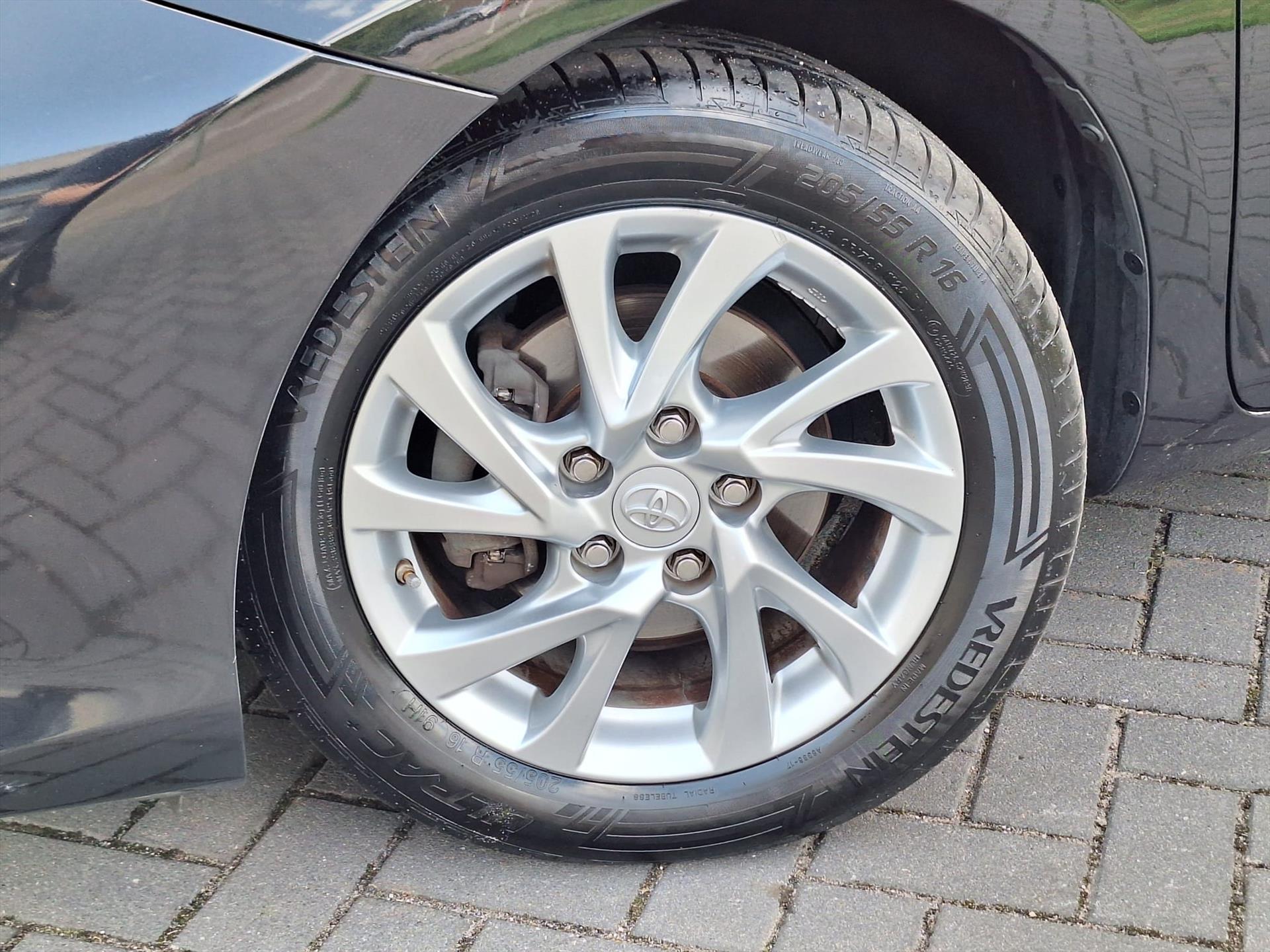 Toyota Auris 1.8 Hybrid Dynamic | Navigatie, 16 inch, Parkeercamera, Cruise control, Stuurbediening, Bluetooth 46653592-2.jpg | Autobedrijf Gielen