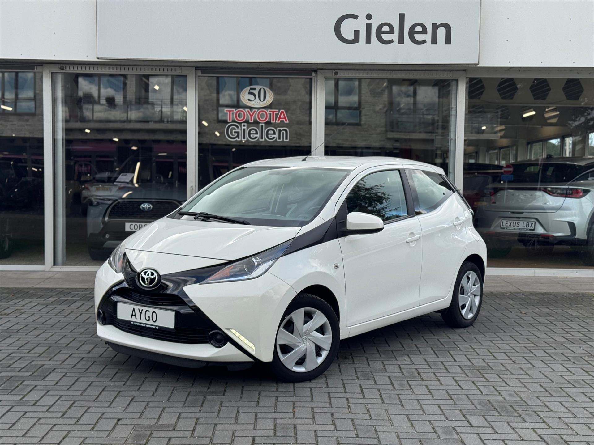 Toyota Aygo 1.0 VVT-i 5D x-play | Eerste eigenaar, Parkeercamera, Bluetooth, Stuurbediening, Nieuw geleverd & onderhouden 46654858-0.jpg | Autobedrijf Gielen