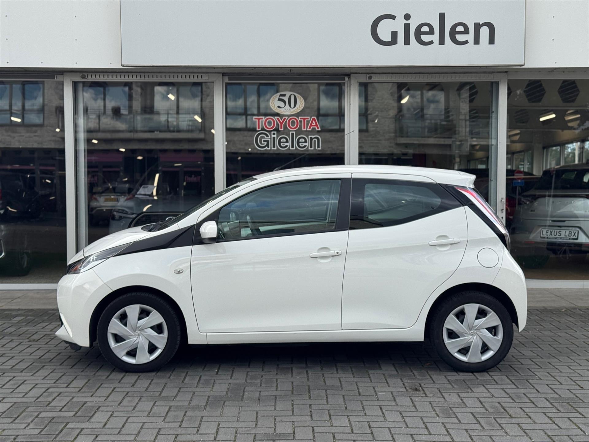 Toyota Aygo 1.0 VVT-i 5D x-play | Eerste eigenaar, Parkeercamera, Bluetooth, Stuurbediening, Nieuw geleverd & onderhouden 46654858-1.jpg | Autobedrijf Gielen