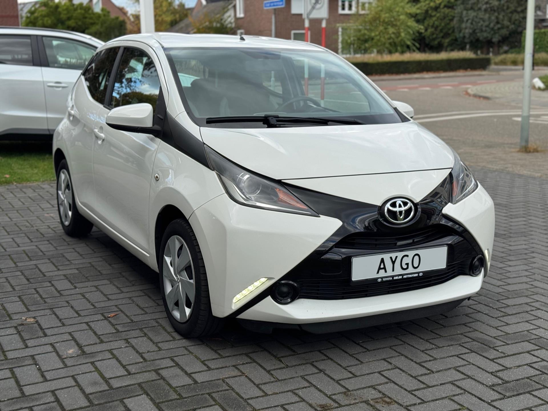 Toyota Aygo 1.0 VVT-i 5D x-play | Eerste eigenaar, Parkeercamera, Bluetooth, Stuurbediening, Nieuw geleverd & onderhouden 46654858-4.jpg | Autobedrijf Gielen