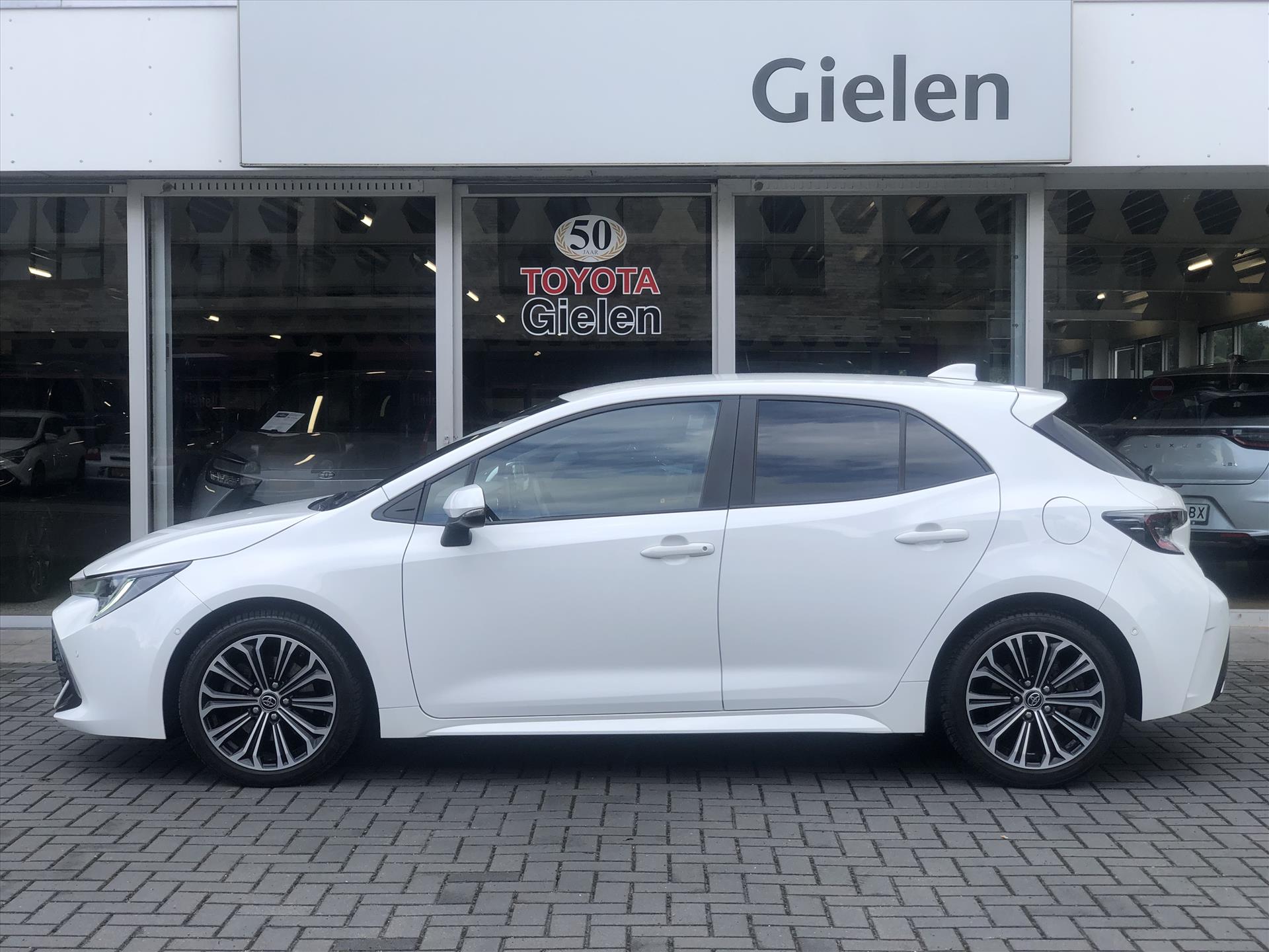Toyota Corolla 2.0 Hybrid First Edition Plus | Dodehoekherkenning, Parkeersensoren, Stoel + Stuurverwarming, 17 inch, Weinig KM! 46690270-3.jpg | Autobedrijf Gielen