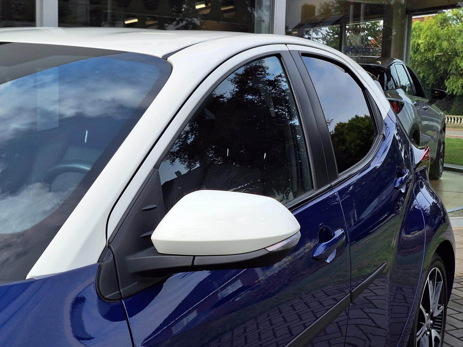 Toyota Yaris 1.5 Hybrid Style Bi-Tone | 17 inch, Stoelverwarming, Half Leer, Keyless, Privcay Glass, Apple CarPlay/Android auto 46730402-4.jpg | Autobedrijf Gielen