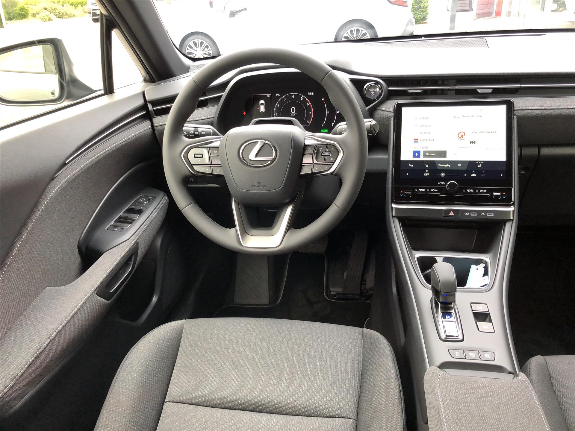 Lexus LBX 1.5 Comfort & Safety Pack | Dodehoekherkenning, Parkeersensoren, Keyless, Stoelverwarming 46767660-3.jpg | Autobedrijf Gielen