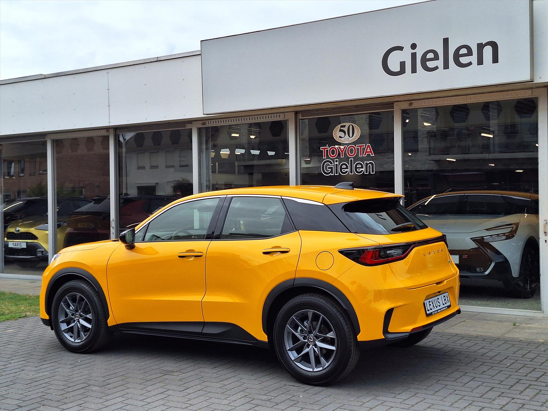 Lexus LBX 1.5 Comfort & Safety Pack | Dodehoekherkenning, Parkeersensoren, Keyless, Stoelverwarming 46767660-3.jpg | Autobedrijf Gielen