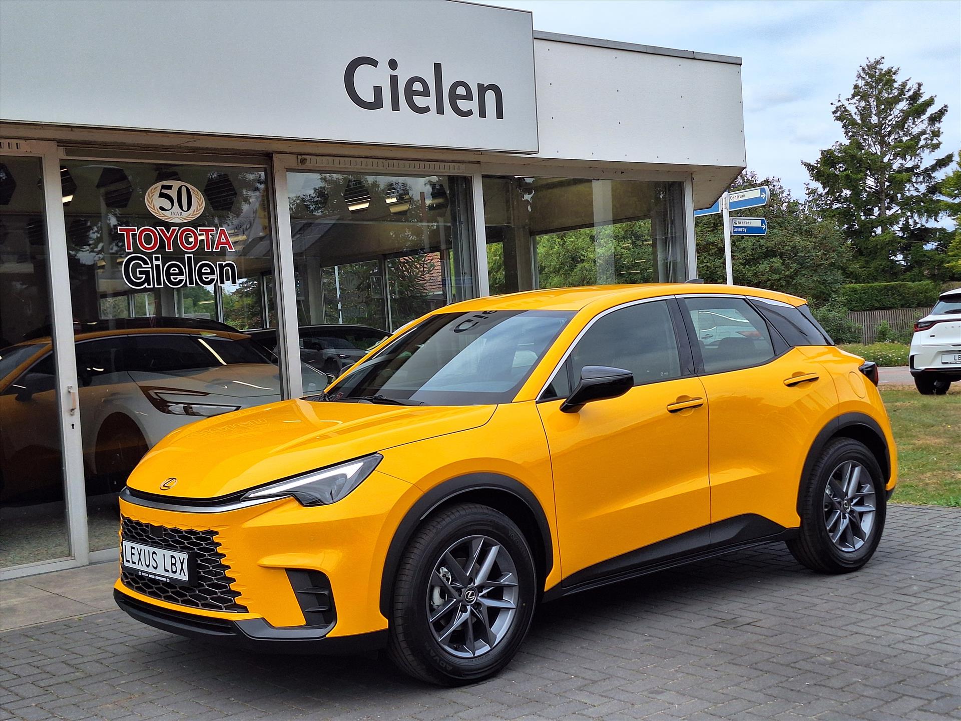 Lexus LBX 1.5 Comfort & Safety Pack | Dodehoekherkenning, Parkeersensoren, Keyless, Stoelverwarming 46767660-4.jpg | Autobedrijf Gielen
