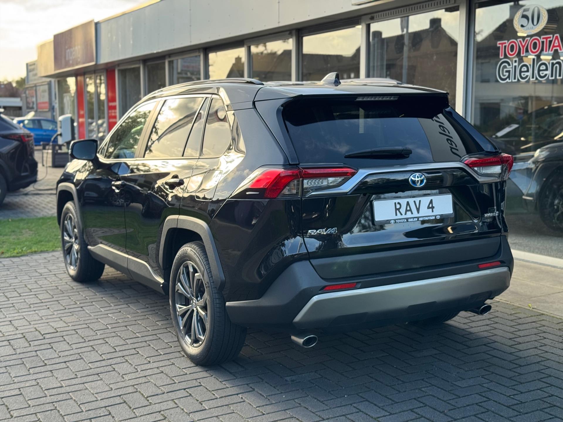 Toyota RAV4 2.5 Hybrid 222pk AWD Dynamic | Navigatie, Stoel + Stuurverwarming, 18 inch, Apple CarPlay/Android Auto, 1.650KG Trekgewicht 46886088-3.jpg | Autobedrijf Gielen