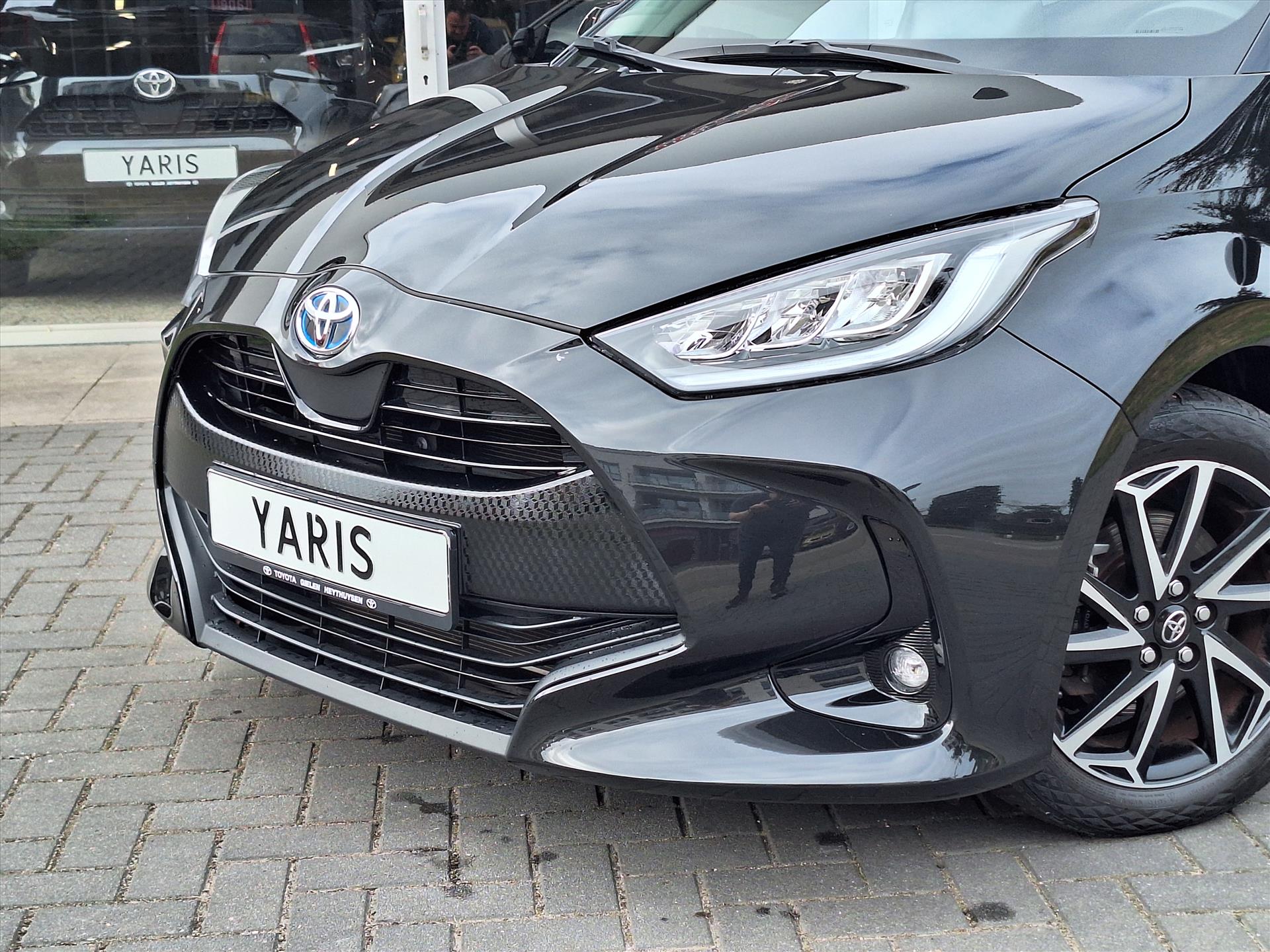 Toyota Yaris 1.5 Hybrid Dynamic | Apple CarPlay/Android Auto, Lichtmetalen velgen, LED, Parkeercamera, Climate control 46941727-3.jpg | Autobedrijf Gielen