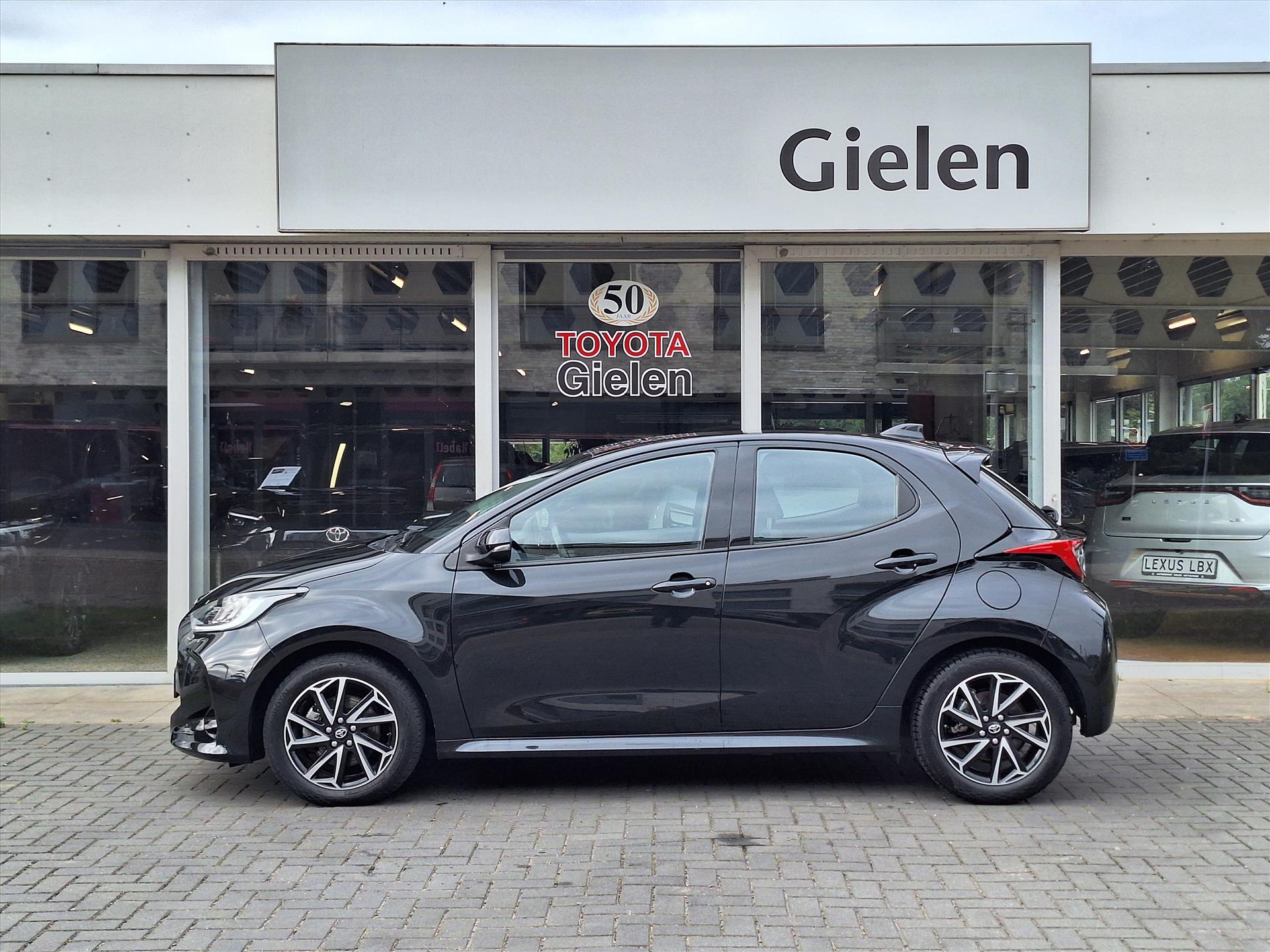 Toyota Yaris 1.5 Hybrid Dynamic | Apple CarPlay/Android Auto, Lichtmetalen velgen, LED, Parkeercamera, Climate control 46941727-4.jpg | Autobedrijf Gielen