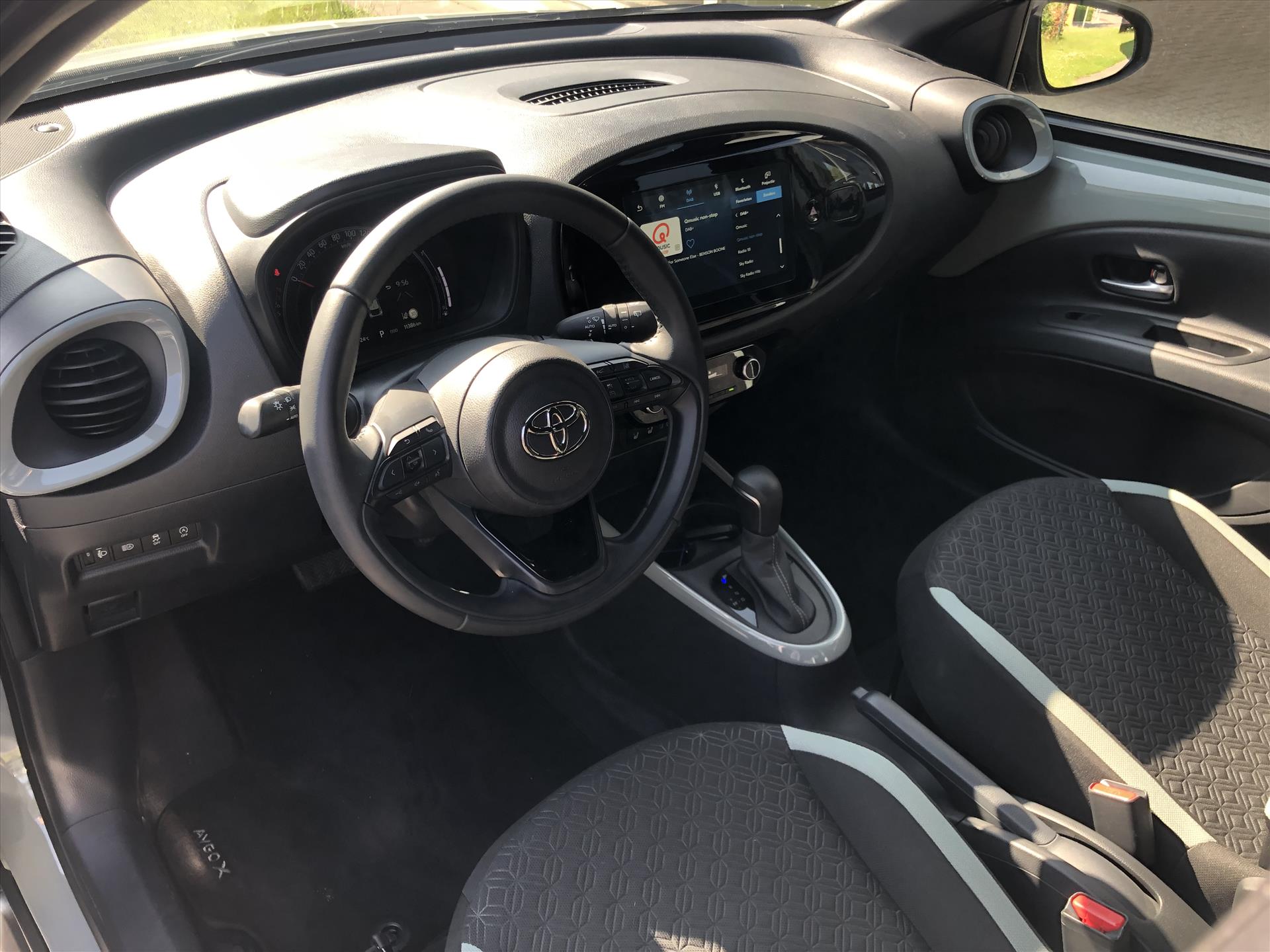 Toyota Aygo X 1.0 VVT-i S-CVT Automaat Pulse Premium | Parkeersensoren, Bi-Tone, Stoelverwarming, Climate control, Keyless, CarPlay 46941961-3.jpg | Autobedrijf Gielen