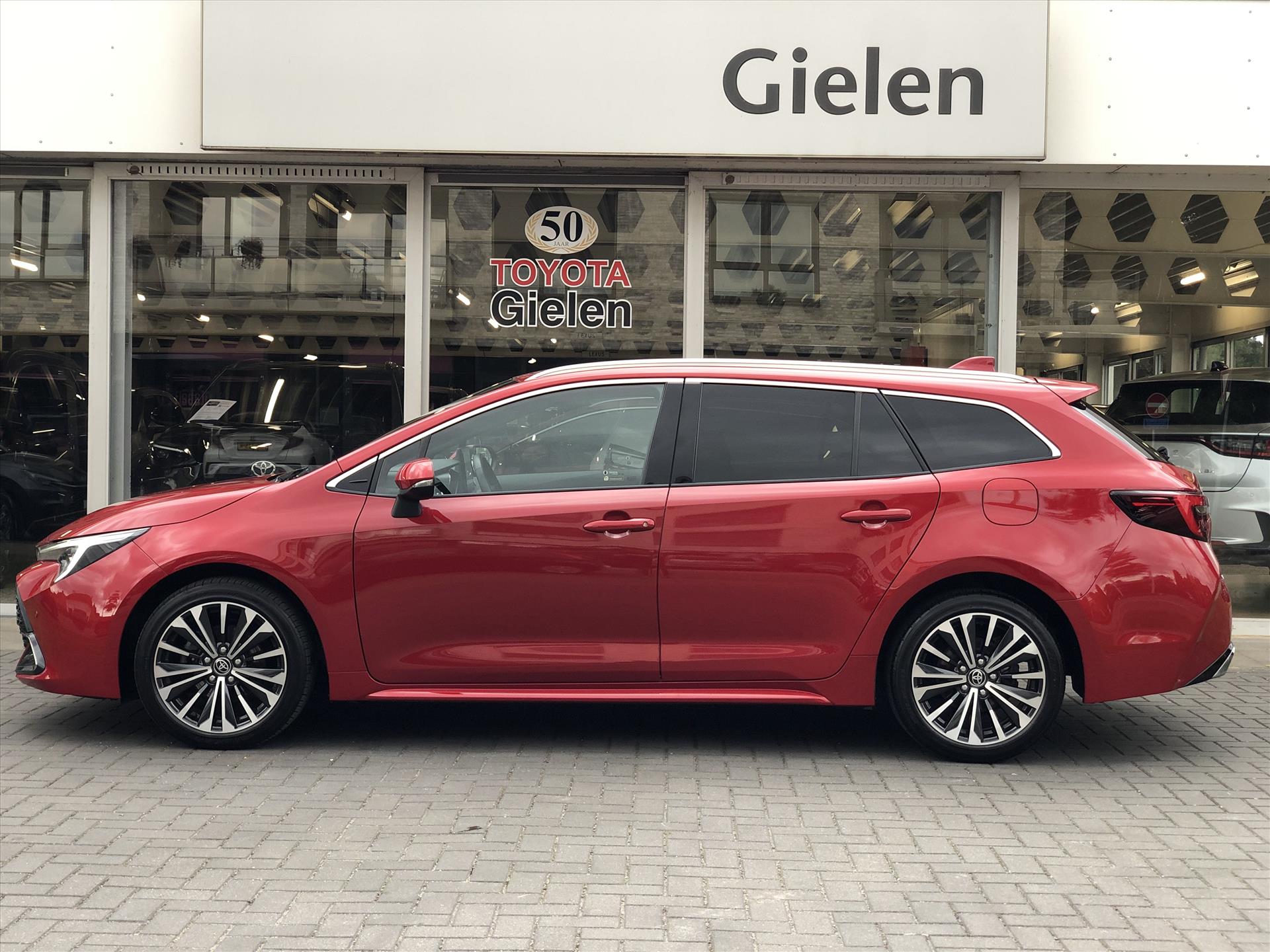 Toyota Corolla Touring Sports 1.8 Hybrid Dynamic Plus | Dodehoekherkenning, Parkeersensoren, Stoel + Stuurverwarming, Facelift! 46985893-2.jpg | Autobedrijf Gielen
