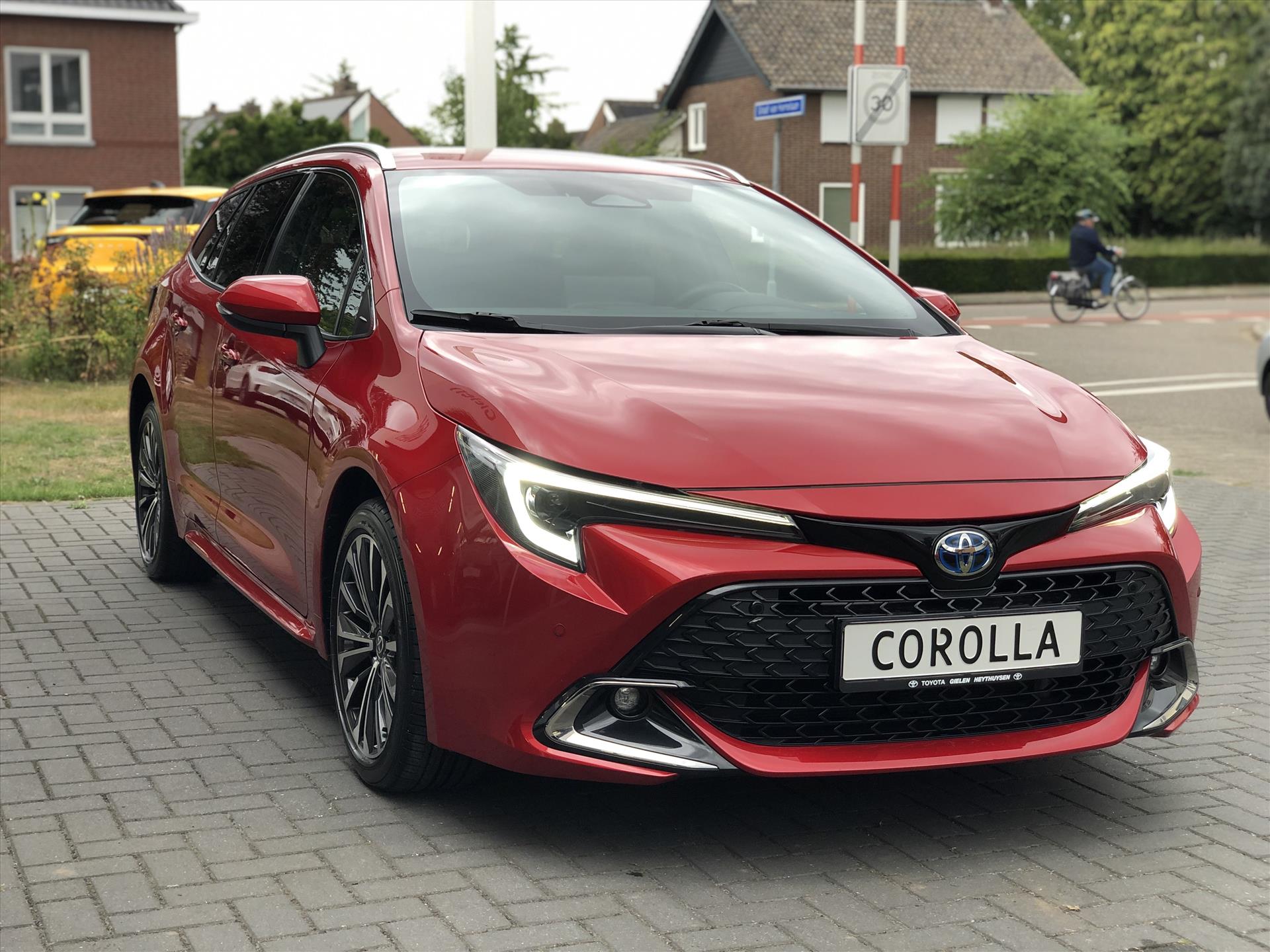 Toyota Corolla Touring Sports 1.8 Hybrid Dynamic Plus | Dodehoekherkenning, Parkeersensoren, Stoel + Stuurverwarming, Facelift! 46985893-4.jpg | Autobedrijf Gielen