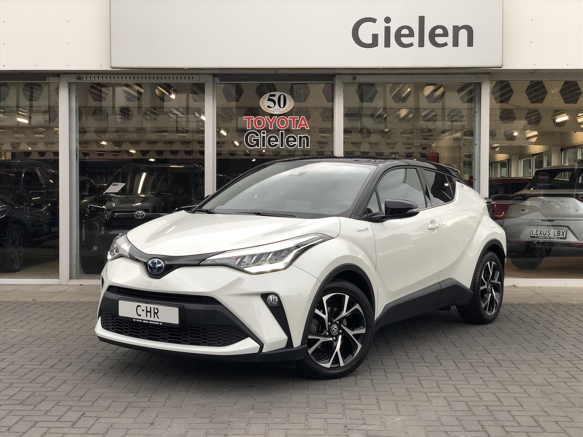 Toyota C-HR 2.0 Hybrid Style Bi-Tone | Dodehoekherkenning, Parkeersensoren, Stoel + Stuurverwarming, Keyless, Apple CarPlay/Android Auto 46986048-0.jpg | Autobedrijf Gielen