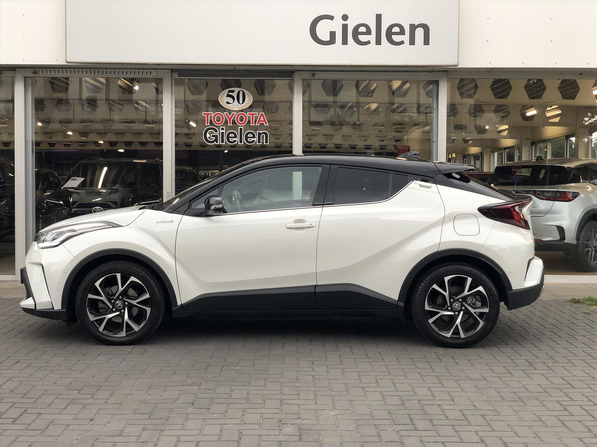 Toyota C-HR 2.0 Hybrid Style Bi-Tone | Dodehoekherkenning, Parkeersensoren, Stoel + Stuurverwarming, Keyless, Apple CarPlay/Android Auto 46986048-2.jpg | Autobedrijf Gielen