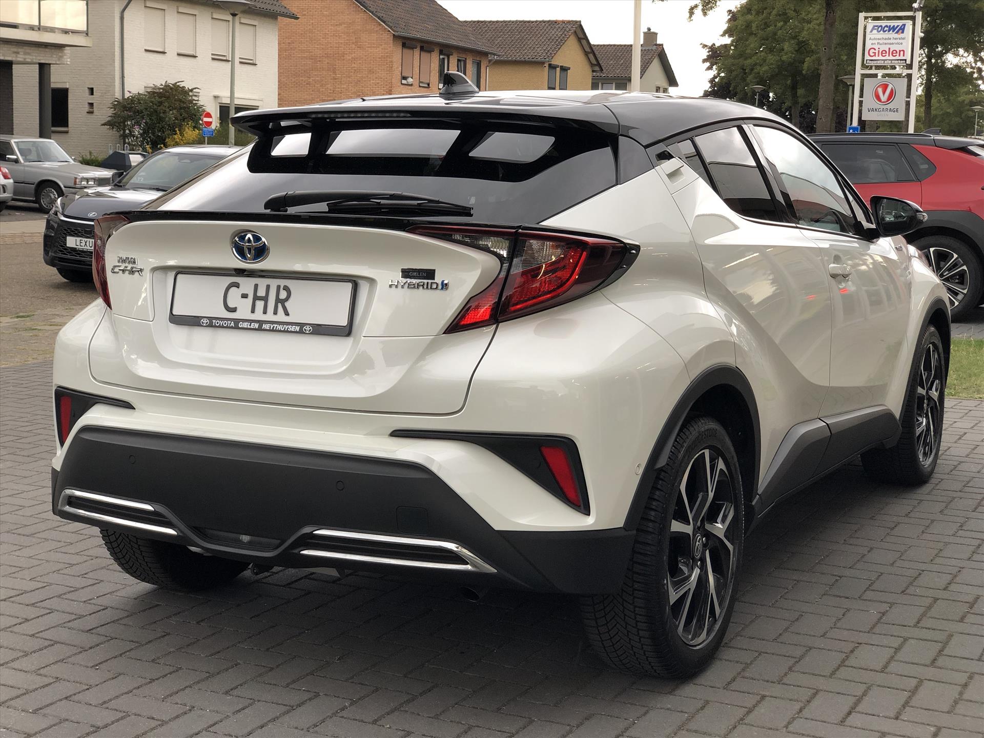 Toyota C-HR 2.0 Hybrid Style Bi-Tone | Dodehoekherkenning, Parkeersensoren, Stoel + Stuurverwarming, Keyless, Apple CarPlay/Android Auto 46986048-4.jpg | Autobedrijf Gielen