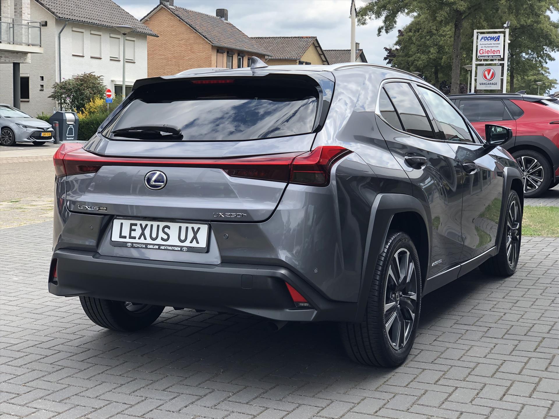 Lexus UX 250h Preference Line | 18inch, Dodehoekherkenning, Keyless, Parkeersensoren, Stoel + Stuurverwarming, Apple CarPlay/Android Auto 47034871-3.jpg | Autobedrijf Gielen