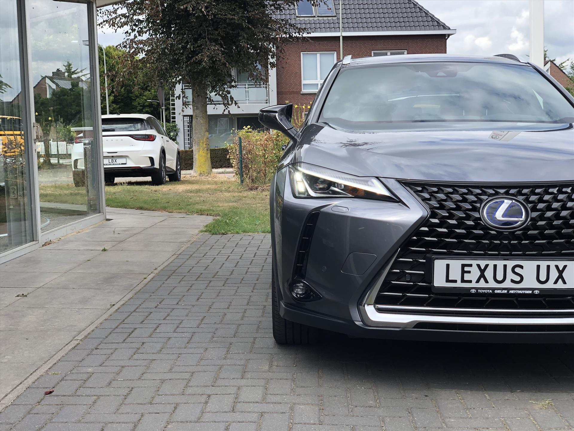 Lexus UX 250h Preference Line | 18inch, Dodehoekherkenning, Keyless, Parkeersensoren, Stoel + Stuurverwarming, Apple CarPlay/Android Auto 47034871-4.jpg | Autobedrijf Gielen