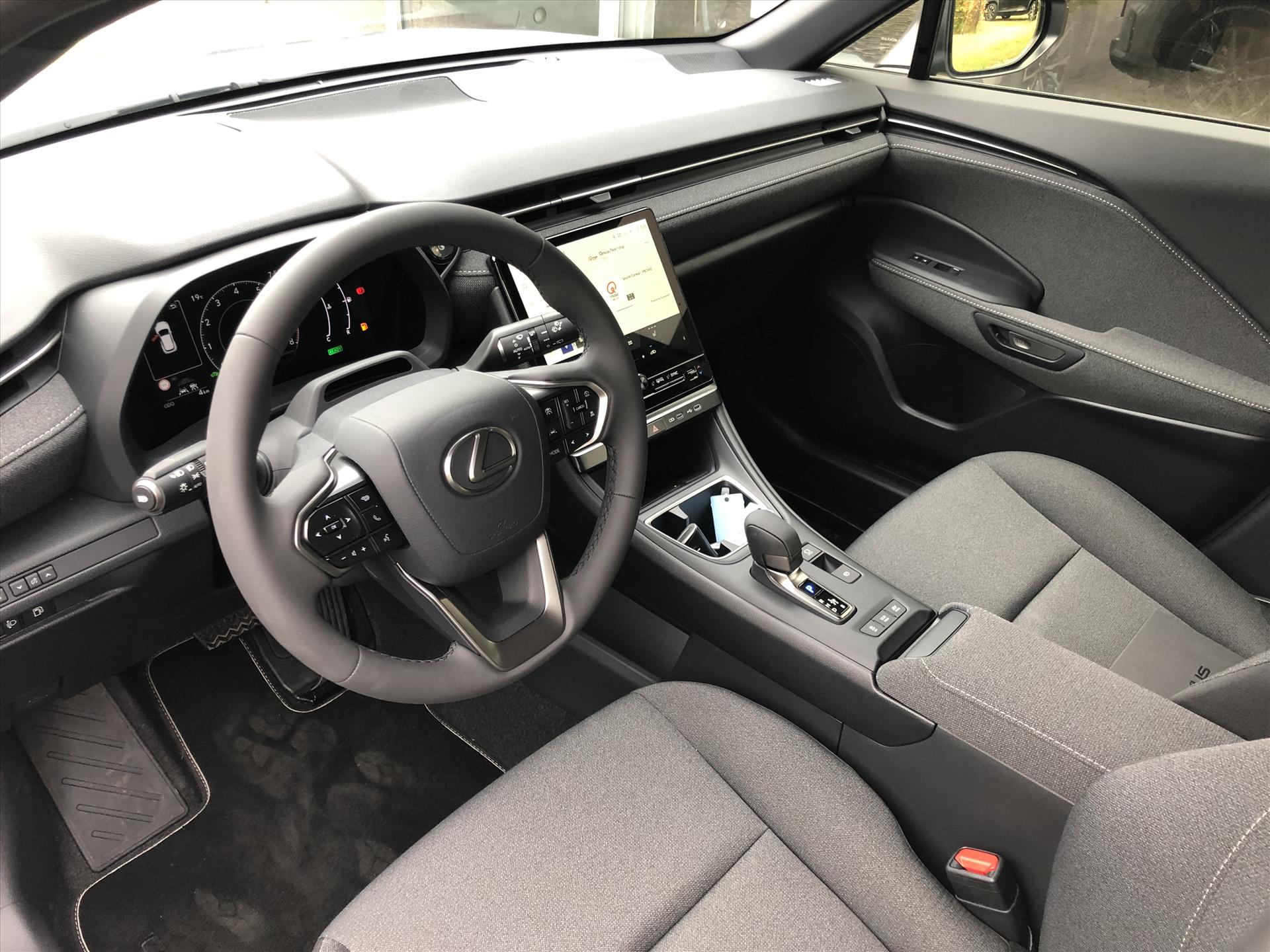 Lexus LBX 1.5 Comfort & Safety Pack | Dodehoekherkenning, Parkeersensoren, Keyless, Stoelverwarming, Snel leverbaar! 47067676-4.jpg | Autobedrijf Gielen