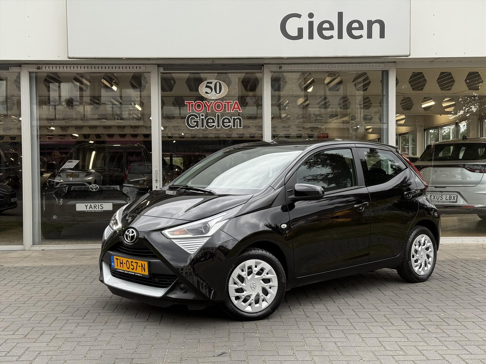 Toyota Aygo 1.0 VVT-i X-Play Automaat | Eerste eigenaar, Parkeercamera, Airco, In hoogte verstelbare stoel, Nieuw geleverd & onderhouden! 47133376-0.jpg | Autobedrijf Gielen