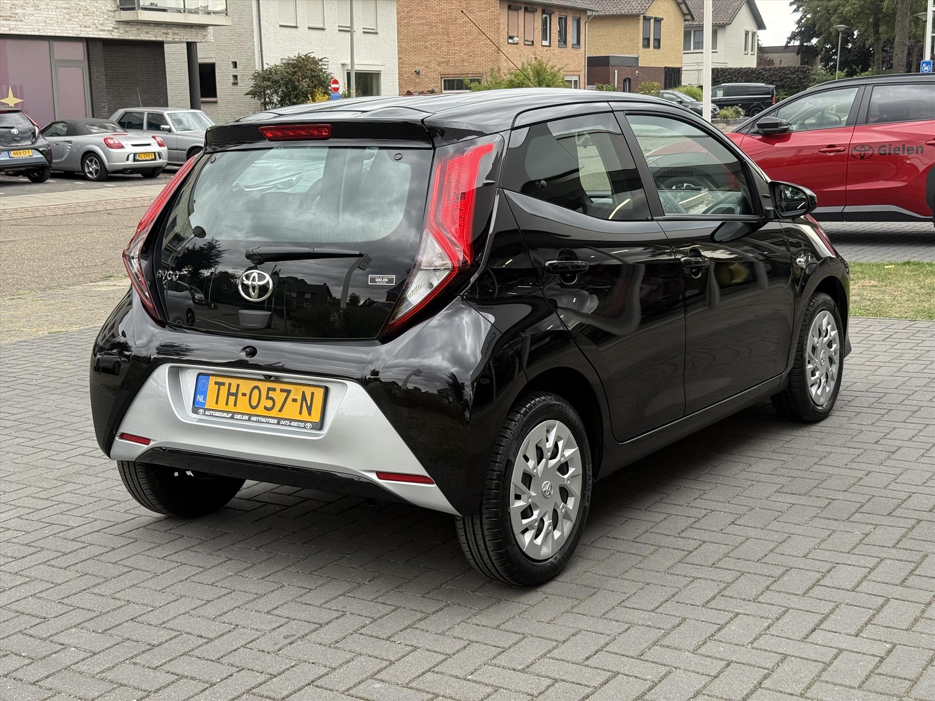 Toyota Aygo 1.0 VVT-i X-Play Automaat | Eerste eigenaar, Parkeercamera, Airco, In hoogte verstelbare stoel, Nieuw geleverd & onderhouden! 47133376-2.jpg | Autobedrijf Gielen