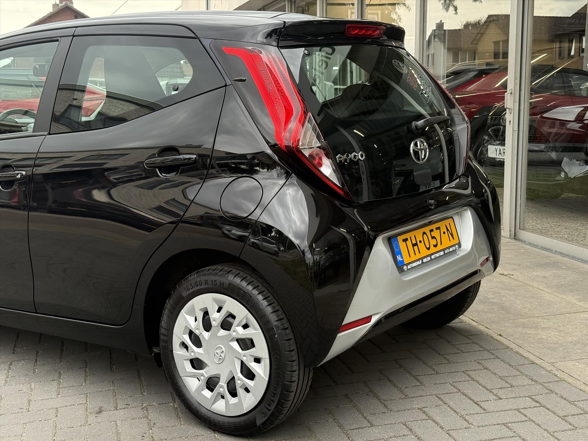 Toyota Aygo 1.0 VVT-i X-Play Automaat | Eerste eigenaar, Parkeercamera, Airco, In hoogte verstelbare stoel, Nieuw geleverd & onderhouden! 47133376-3.jpg | Autobedrijf Gielen