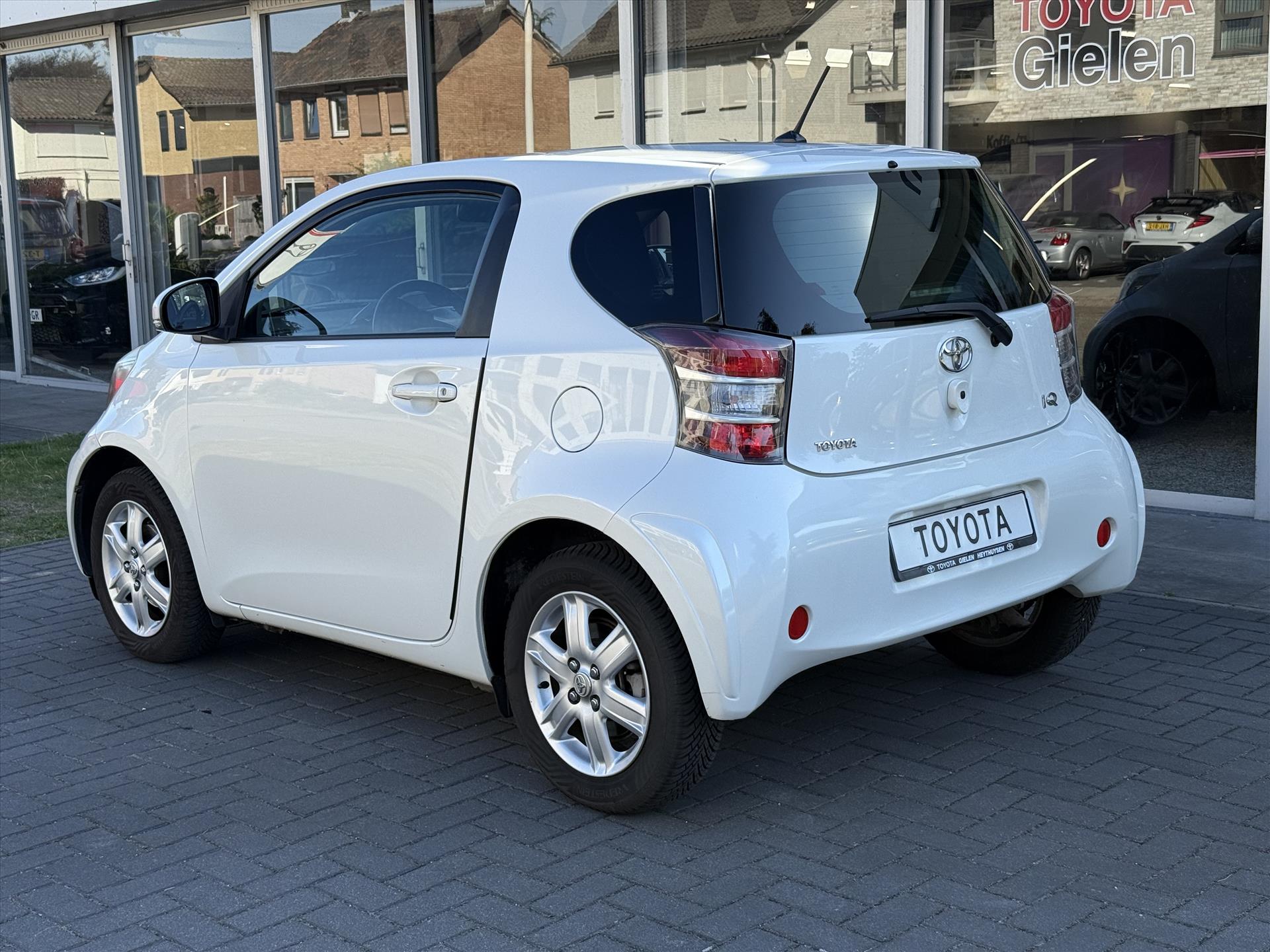 Toyota iQ 1.0 VVT-i CVT Automaat Comfort | Airconditioning, Lichtmetalen velgen, Stuurbediening, Elektrische ramen 47164362-4.jpg | Autobedrijf Gielen