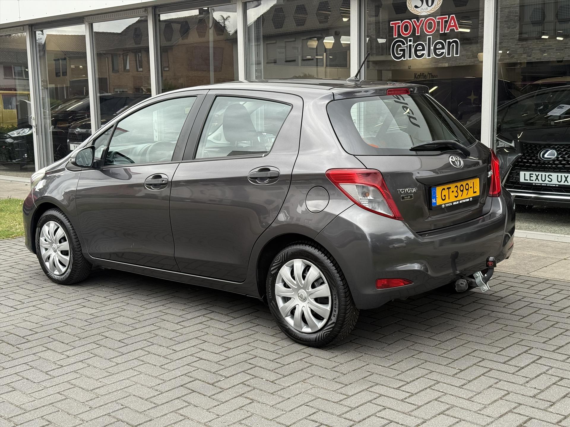 Toyota Yaris 1.0 VVT-i 5D Comfort Plus | Trekhaak, Airconditioning, Elektrische ramen, Centrale deurvergrendeling, Radio/CD-Speler 47245433-4.jpg | Autobedrijf Gielen