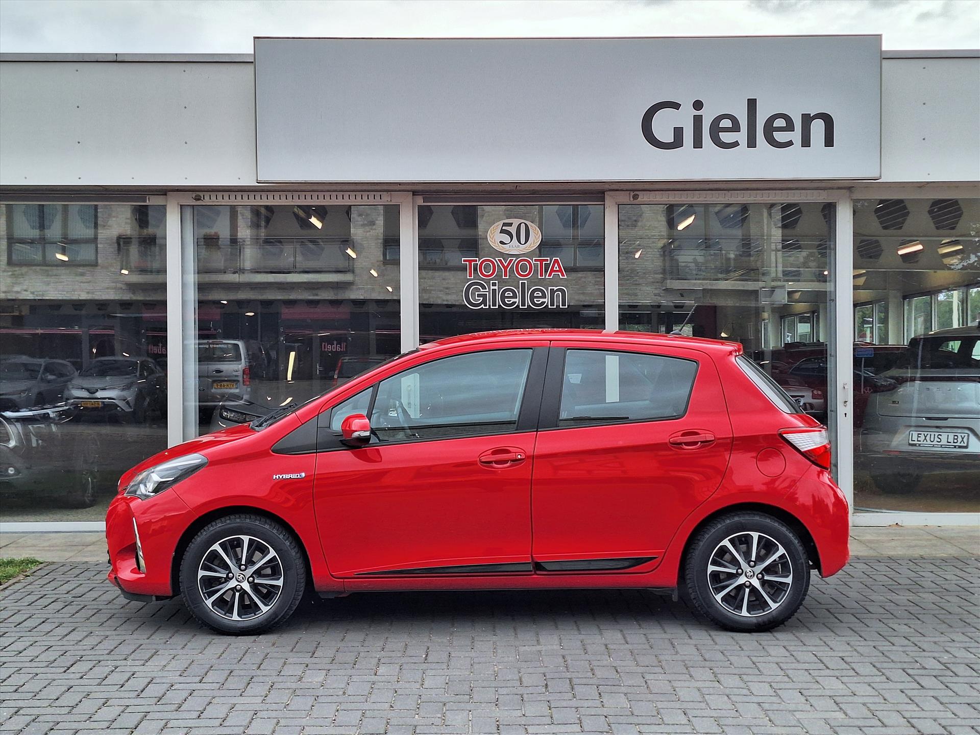 Toyota Yaris 1.5 Hybrid Design Sport | Navigatie, Stoelverwarming, Lichtmetalen velgen, Cruise control, Parkeercamera 47246016-2.jpg | Autobedrijf Gielen