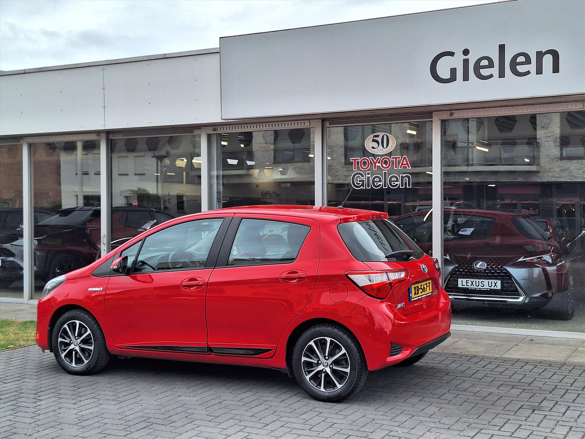 Toyota Yaris 1.5 Hybrid Design Sport | Navigatie, Stoelverwarming, Lichtmetalen velgen, Cruise control, Parkeercamera 47246016-4.jpg | Autobedrijf Gielen