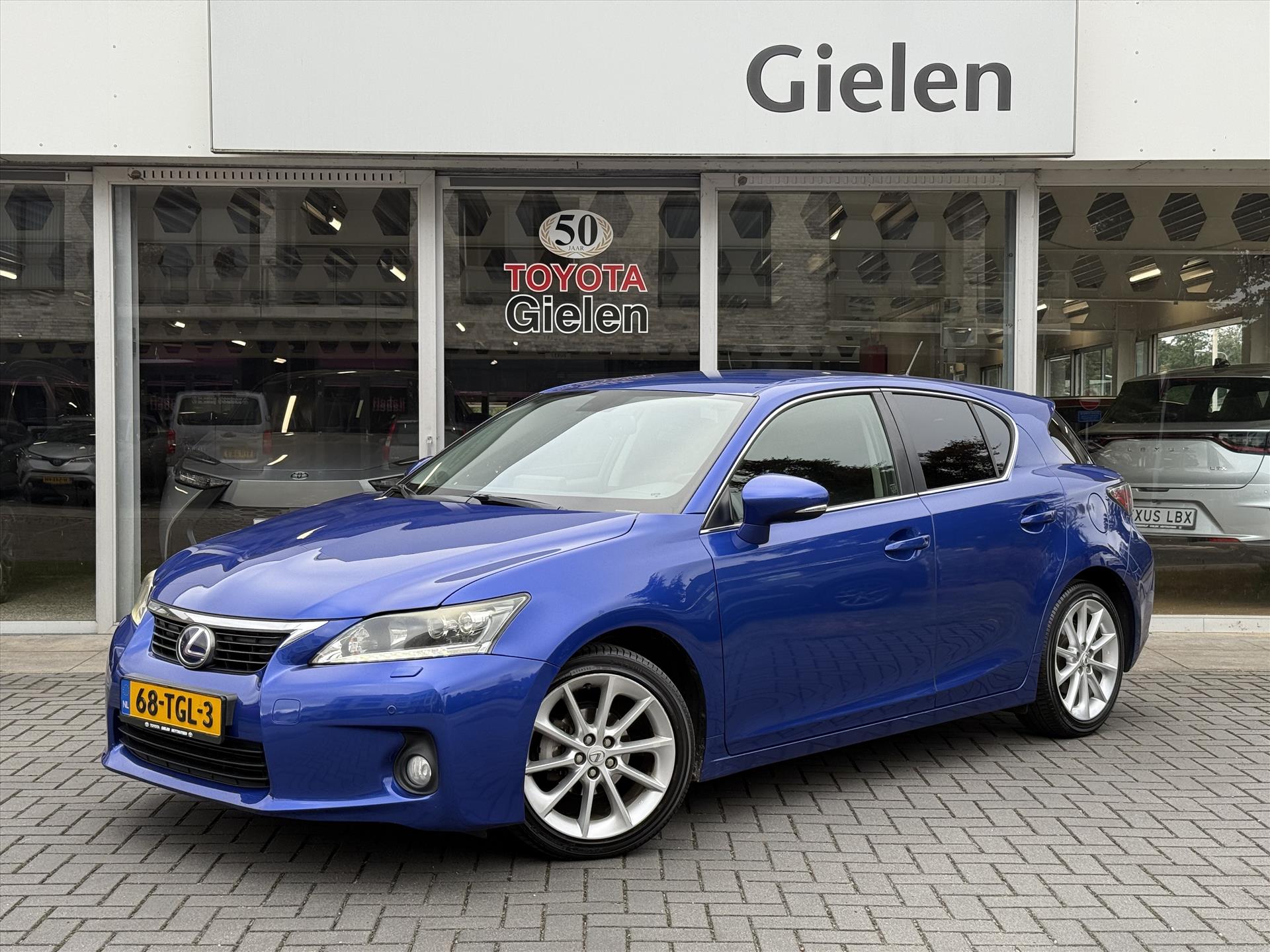 Lexus CT 200h Business Line Pro | Leer, Parkeersensoren, Navigatie, Stoelverwarming, Keyless, 17inch, Cruise control, Top onderhouden! 47256388-0.jpg | Autobedrijf Gielen