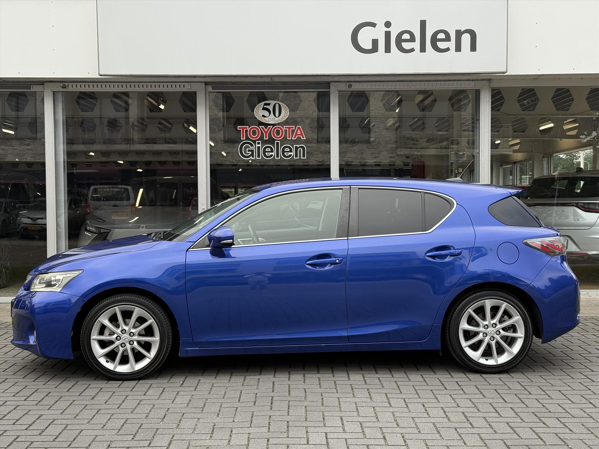 Lexus CT 200h Business Line Pro | Leer, Parkeersensoren, Navigatie, Stoelverwarming, Keyless, 17inch, Cruise control, Top onderhouden! 47256388-1.jpg | Autobedrijf Gielen