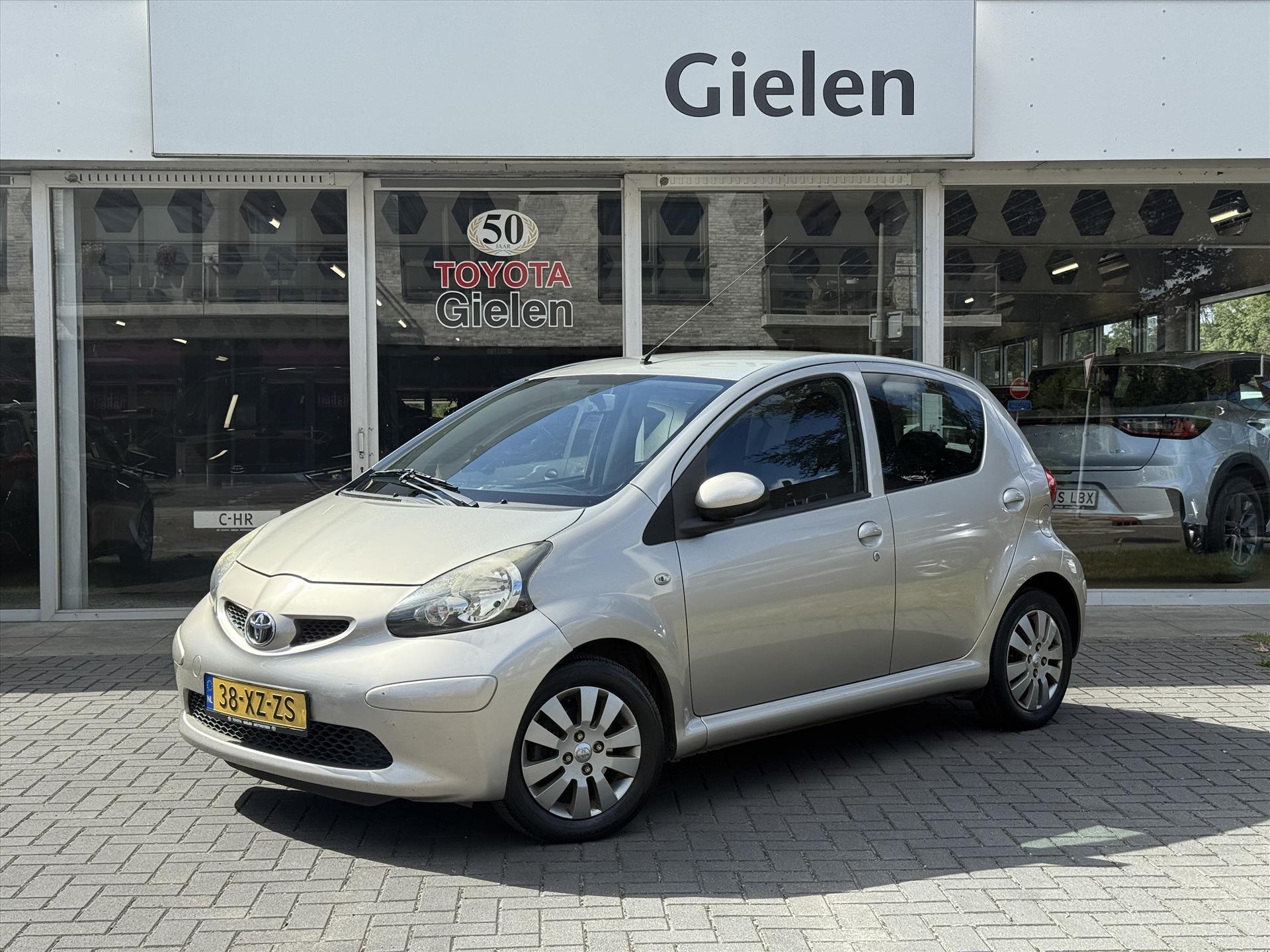 Toyota Aygo 1.0 VVT-I 5DRS Plus | Airconditioning, Lichtmetalen velgen, Centrale deurvergrendeling, Half leer 47318314-0.jpg | Autobedrijf Gielen