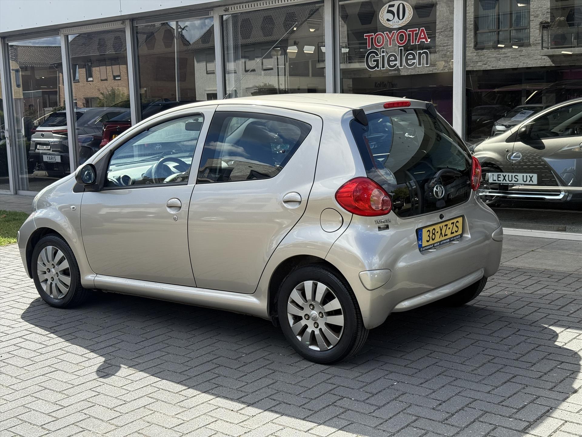 Toyota Aygo 1.0 VVT-I 5DRS Plus | Airconditioning, Lichtmetalen velgen, Centrale deurvergrendeling, Half leer 47318314-2.jpg | Autobedrijf Gielen