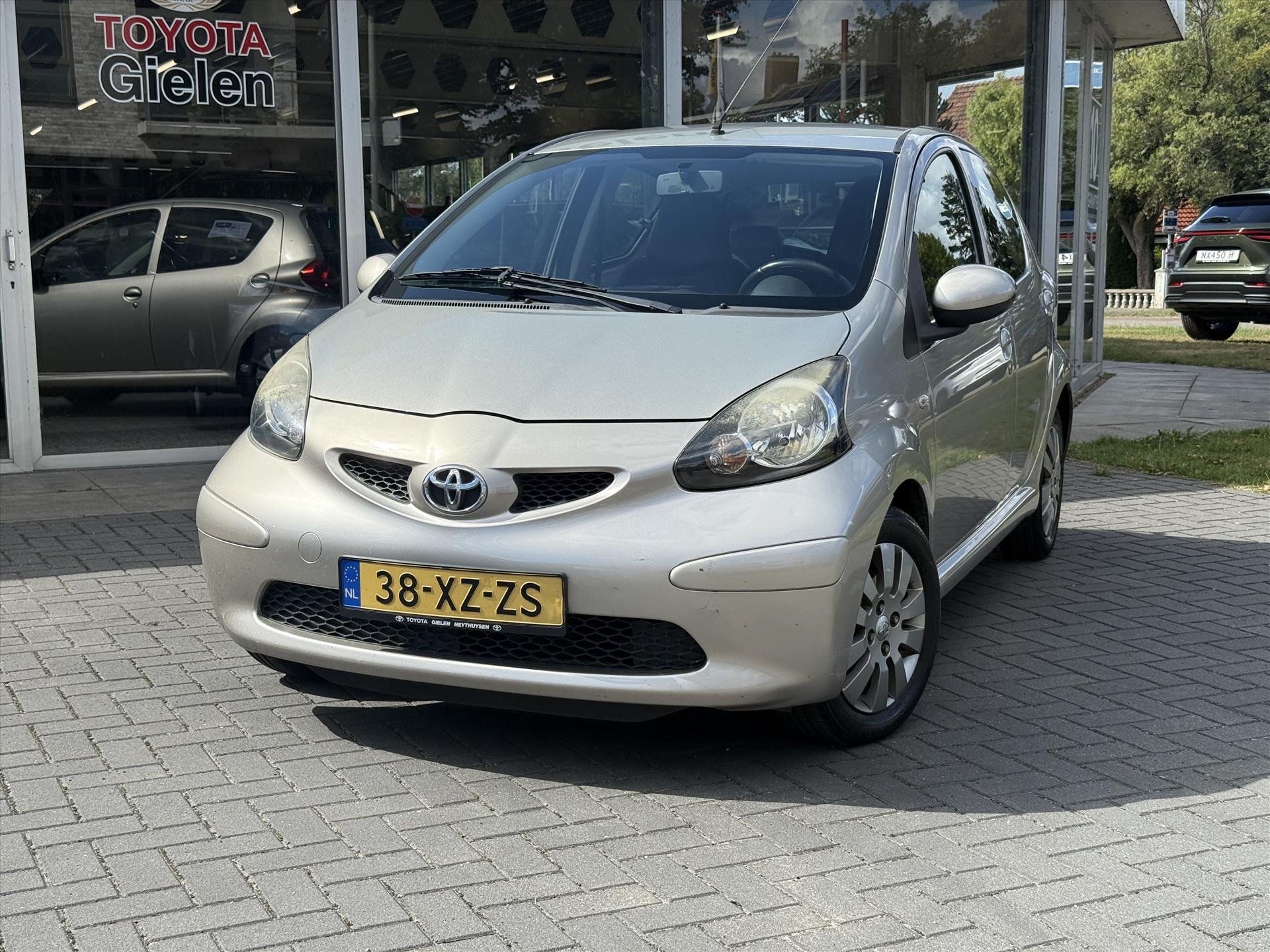 Toyota Aygo 1.0 VVT-I 5DRS Plus | Airconditioning, Lichtmetalen velgen, Centrale deurvergrendeling, Half leer 47318314-3.jpg | Autobedrijf Gielen