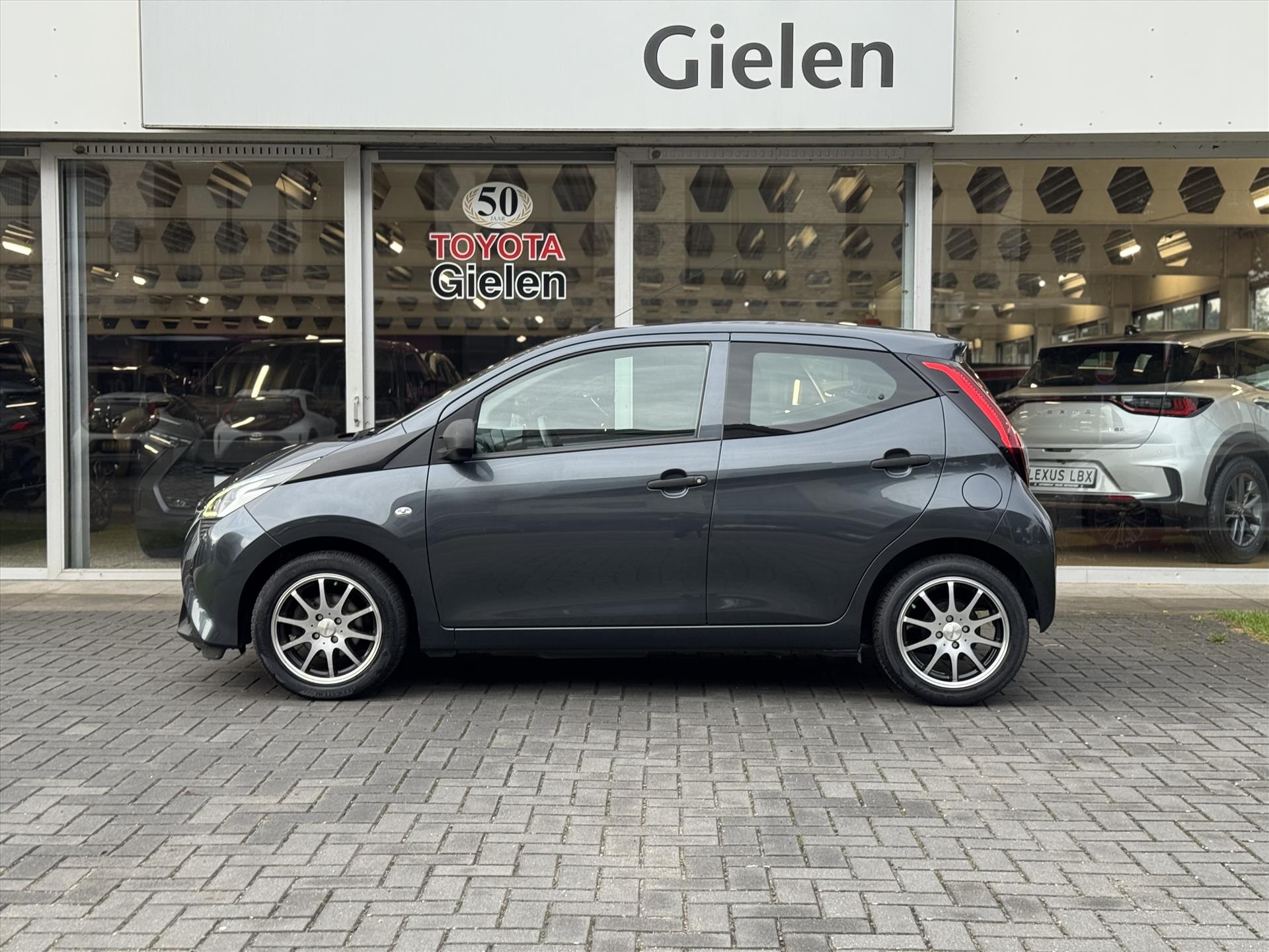 Toyota Aygo 1.0 VVT-i 72pk x-fun | Airco, Bluetooth, LM velgen, Elektrische ramen, Snelheidsbegrenzer 47416753-2.jpg | Autobedrijf Gielen