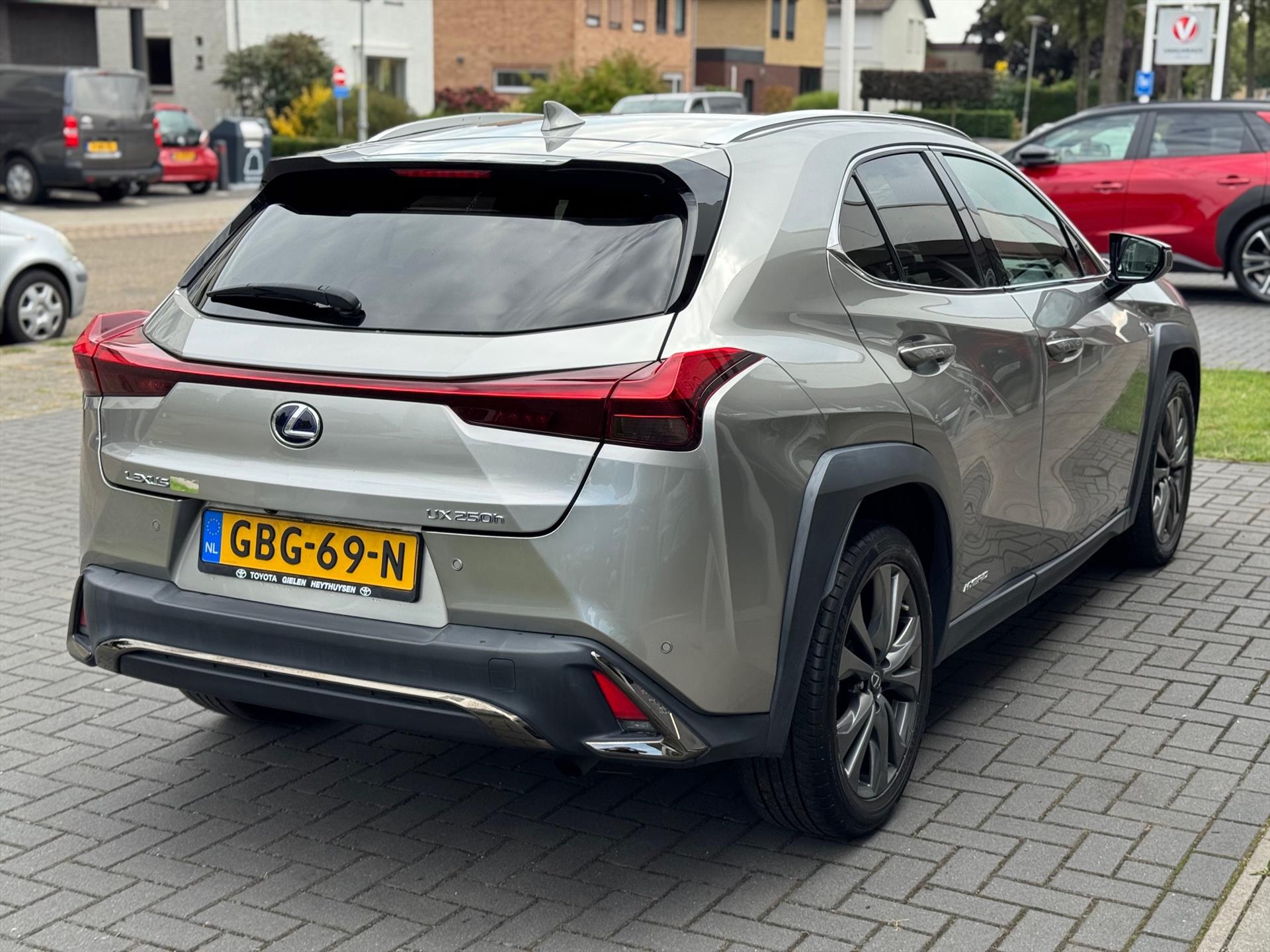 Lexus UX 250h AWD F Sport Line | Schuifdak, Groot scherm, Leer, Stoelverwarming, Dodehoekherkenning, Parkeersensoren, Elektrische achterk 47427568-3.jpg | Autobedrijf Gielen